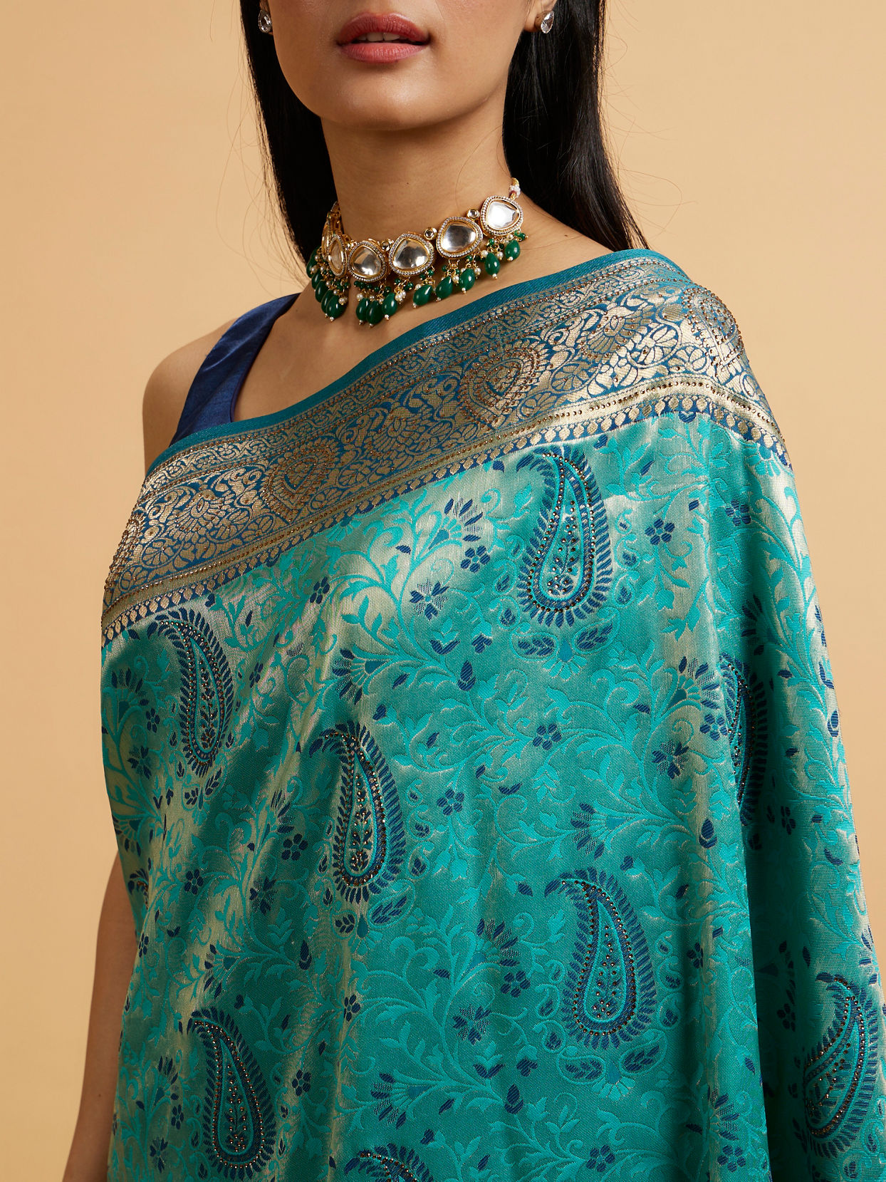 alt message - Mohey Women Teal Blue Paisley Patterned Saree with Rhinestones image number 2