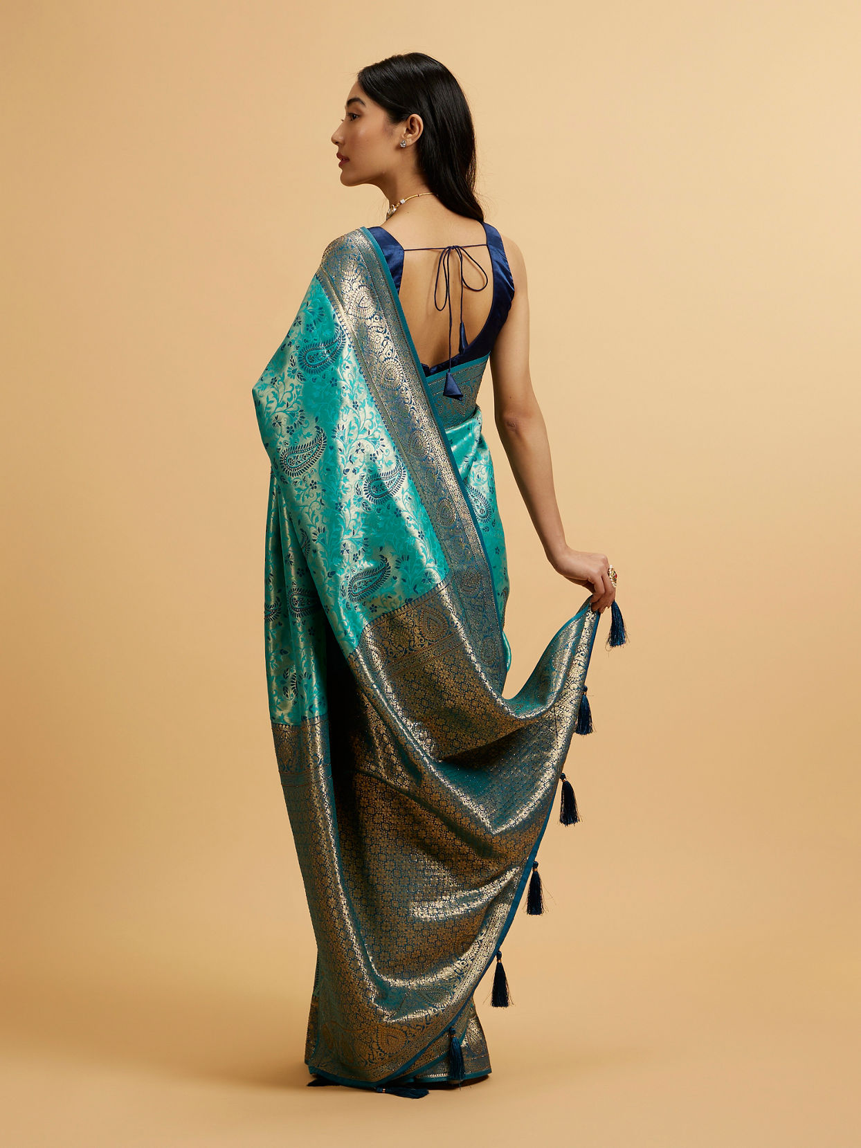 alt message - Mohey Women Teal Blue Paisley Patterned Saree with Rhinestones image number 3