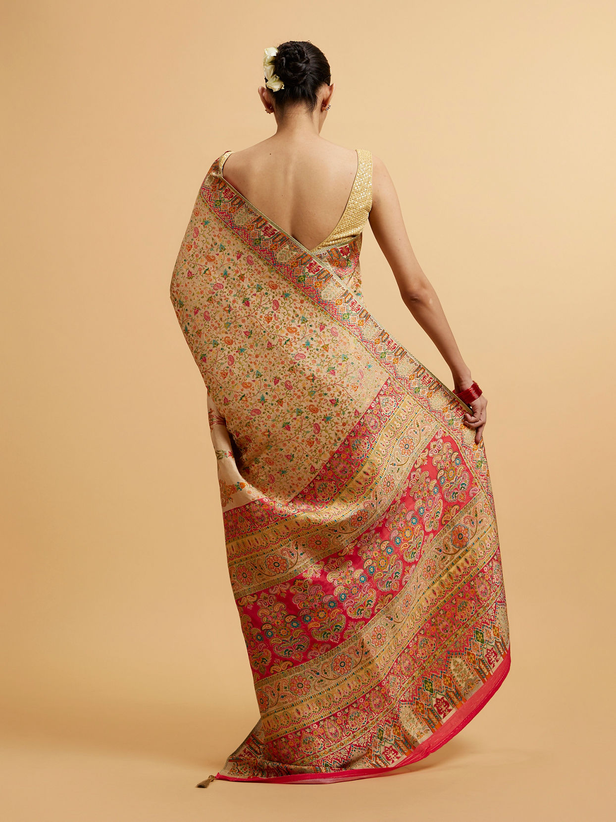 alt message - Mohey Women Fawn Art Nouvea Patterned Saree image number 4