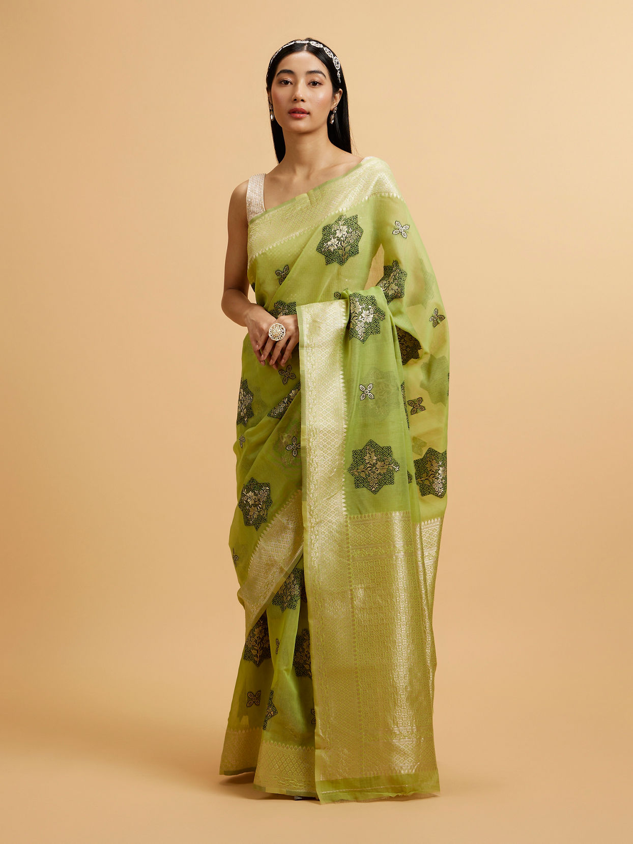 alt message - Mohey Women Pista Green Floral Motifs in Zari Work Saree image number 0