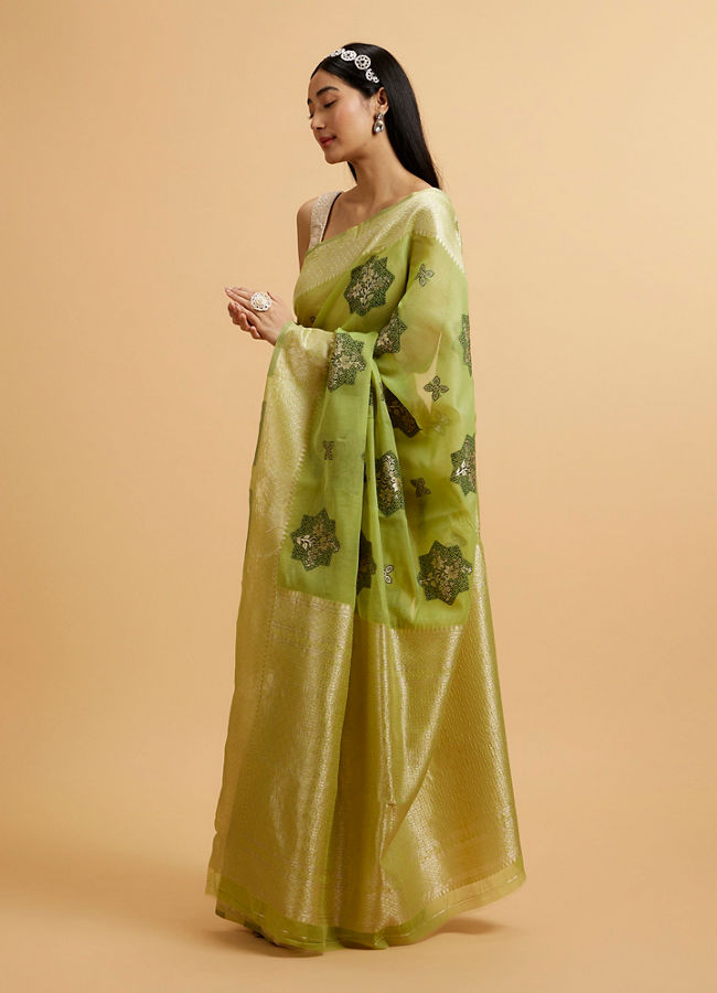 alt message - Mohey Women Pista Green Floral Motifs in Zari Work Saree image number 2