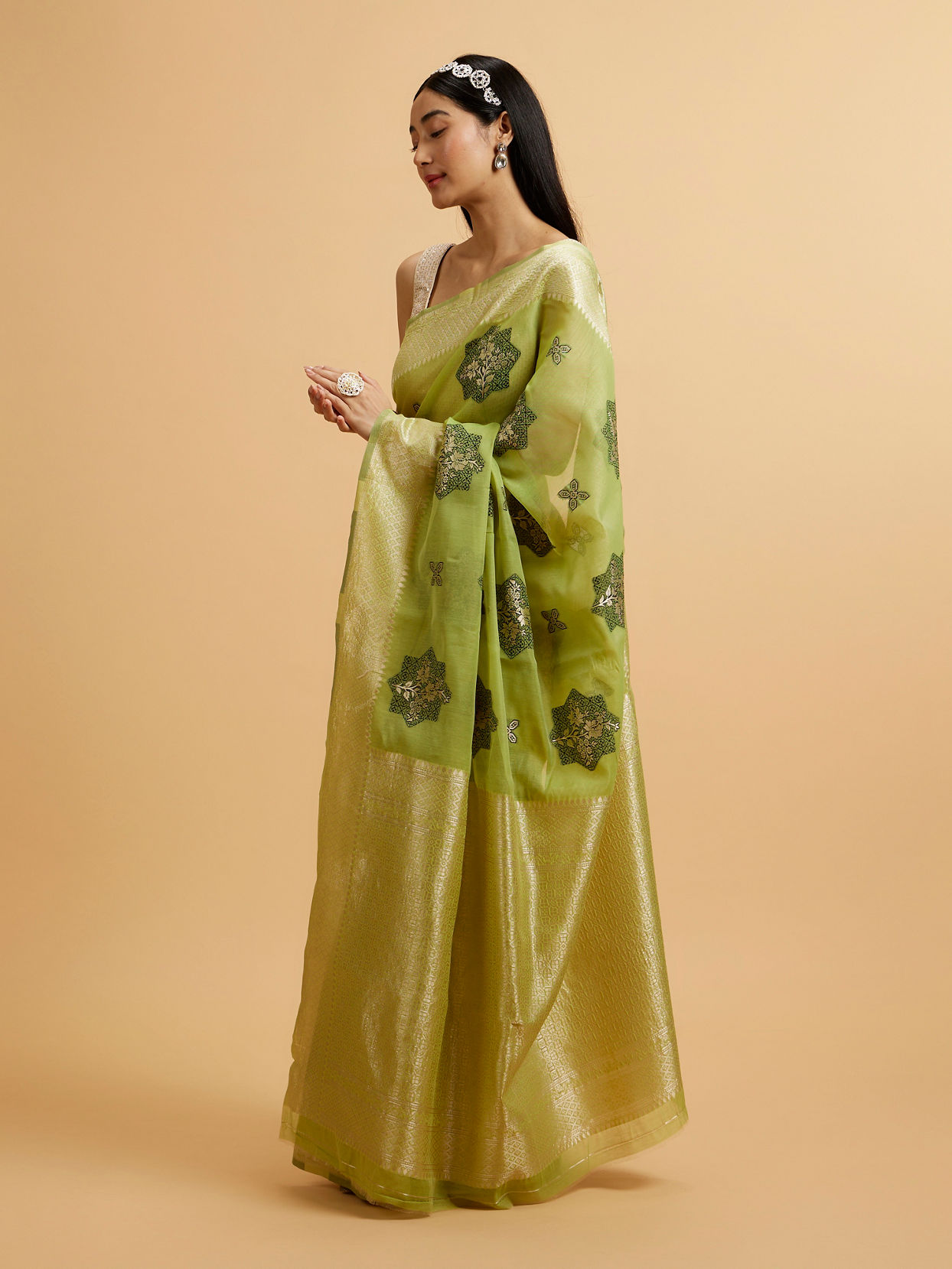 alt message - Mohey Women Pista Green Floral Motifs in Zari Work Saree image number 2