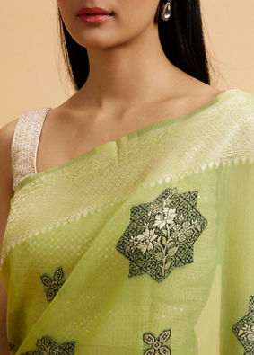 alt message - Mohey Women Pista Green Floral Motifs in Zari Work Saree image number 3