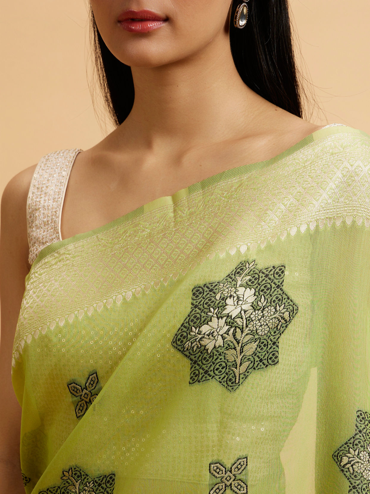 alt message - Mohey Women Pista Green Floral Motifs in Zari Work Saree image number 3