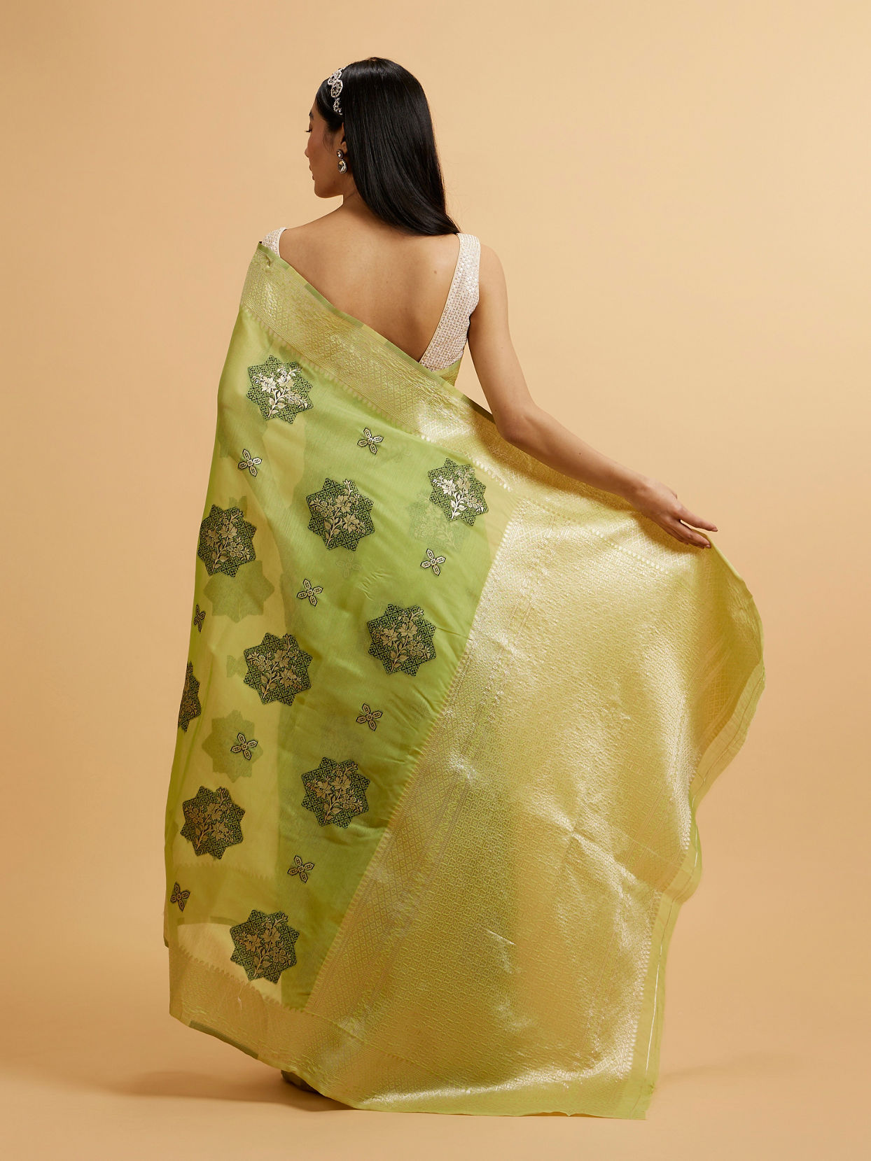 alt message - Mohey Women Pista Green Floral Motifs in Zari Work Saree image number 4