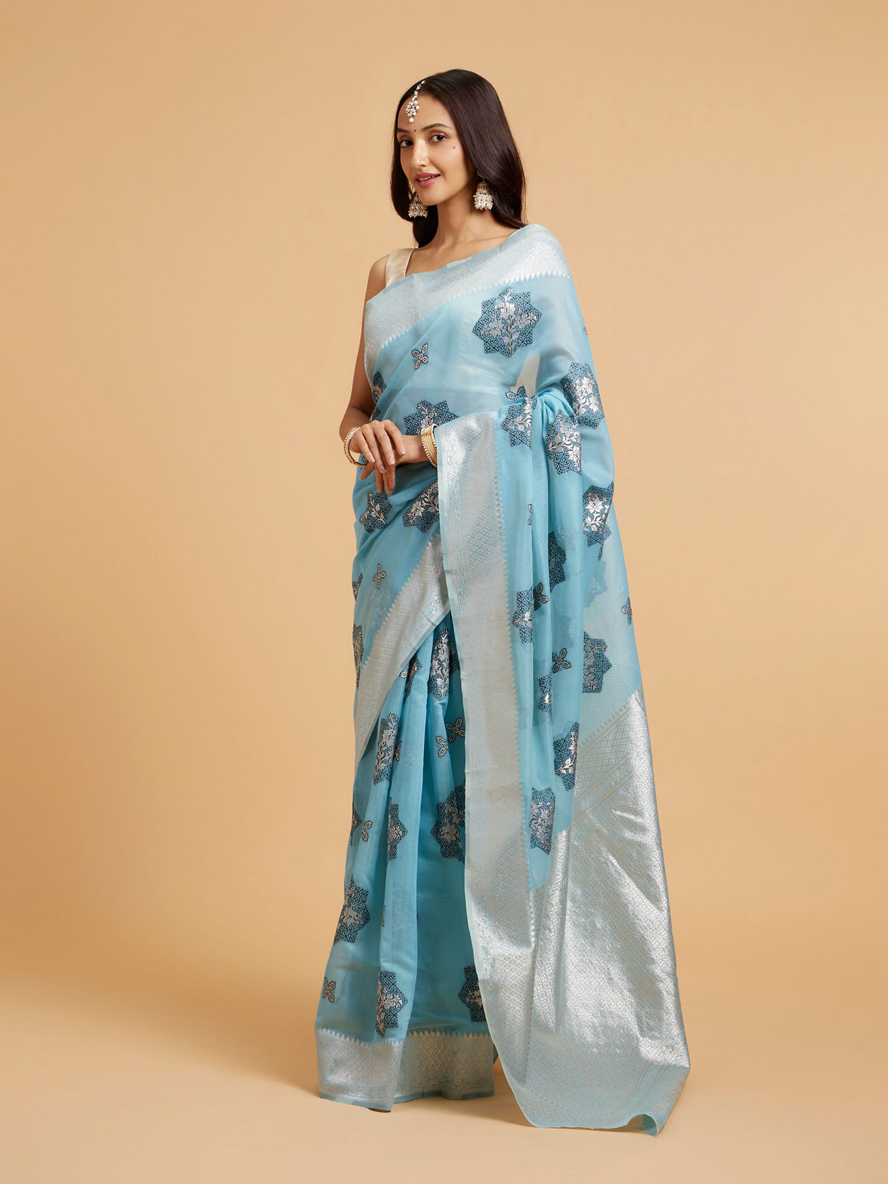 Mohey Women Turquoise Blue Floral Motifs in Zari Work Saree