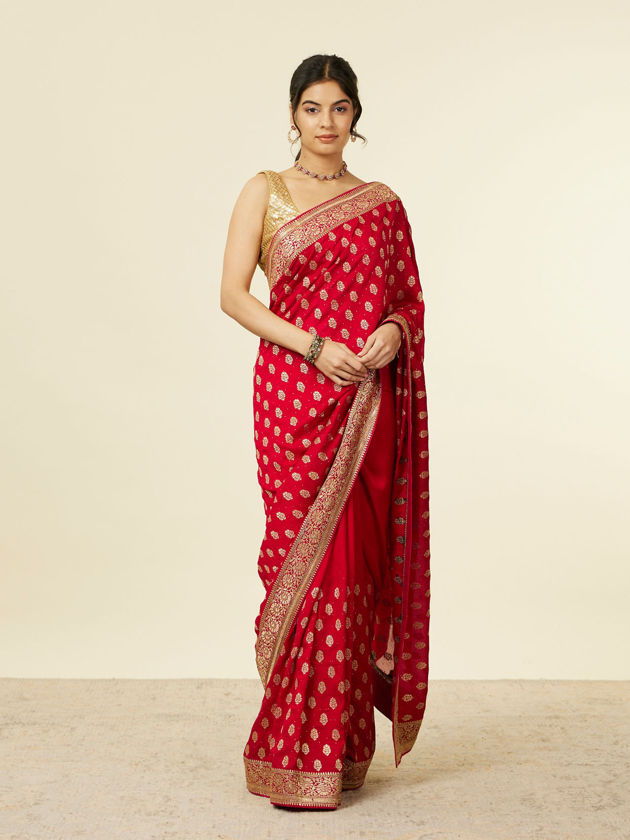 alt message - Mohey Women Classic Red Buta Patterned Saree image number 0