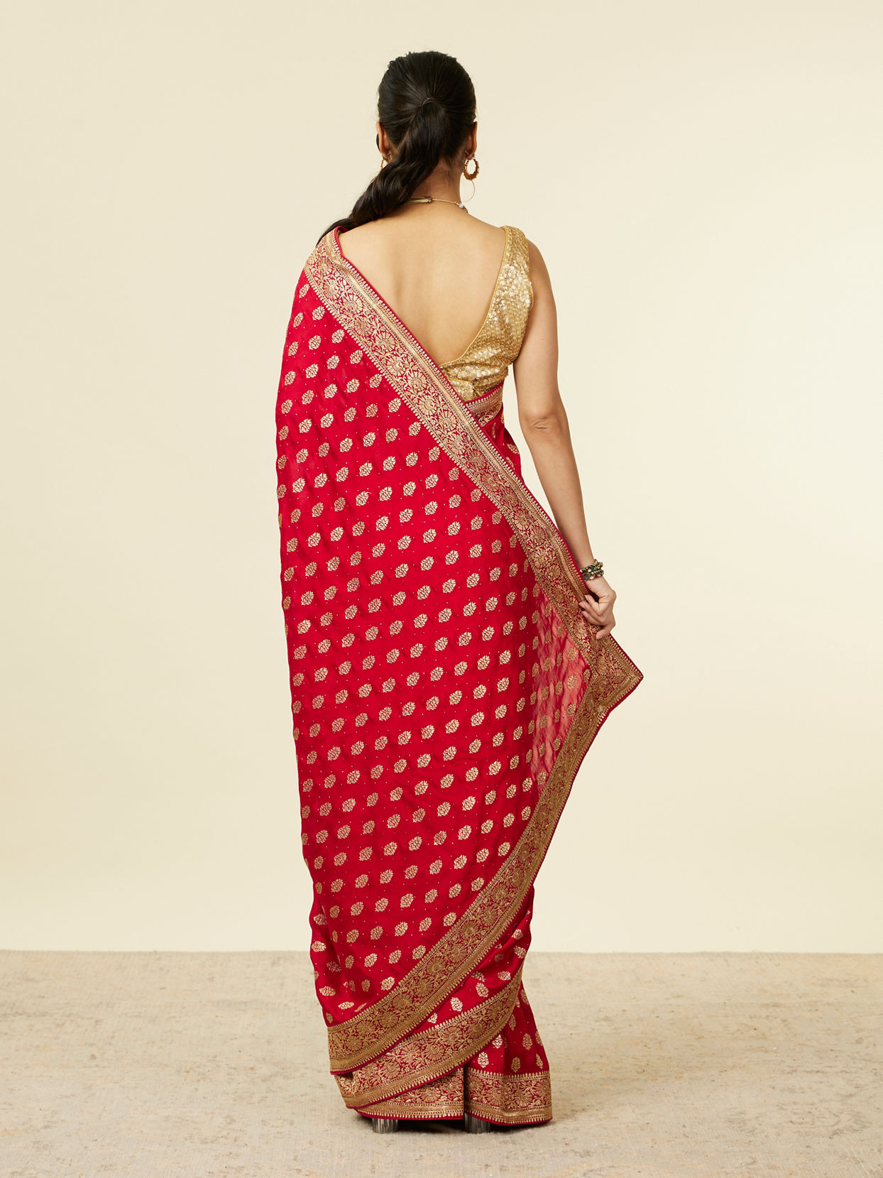 alt message - Mohey Women Classic Red Buta Patterned Saree image number 2