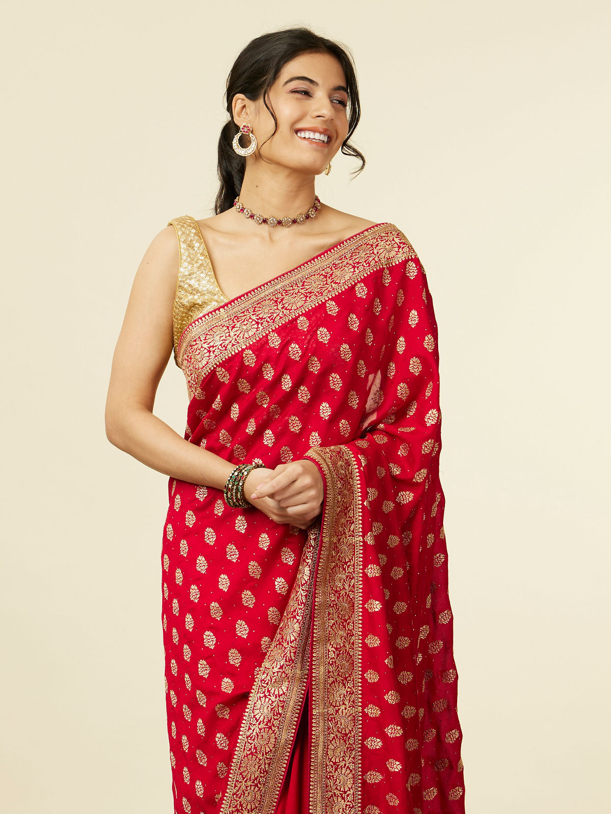 alt message - Mohey Women Classic Red Buta Patterned Saree image number 1