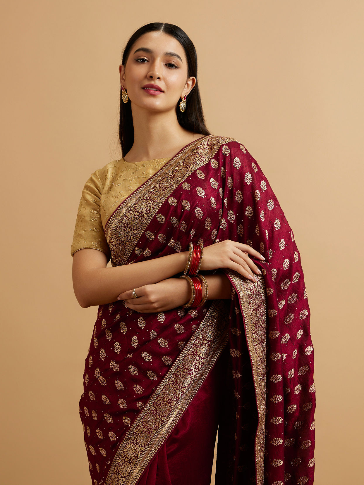 alt message - Mohey Women Wine Floral Buta Patterned Saree with Stone Embellishments image number 1