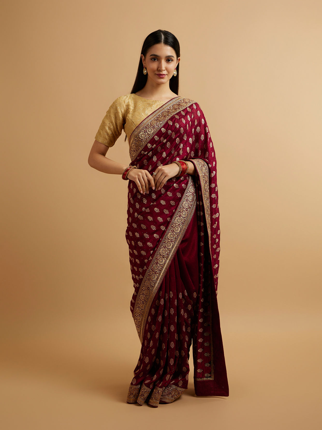 alt message - Mohey Women Wine Floral Buta Patterned Saree with Stone Embellishments image number 2