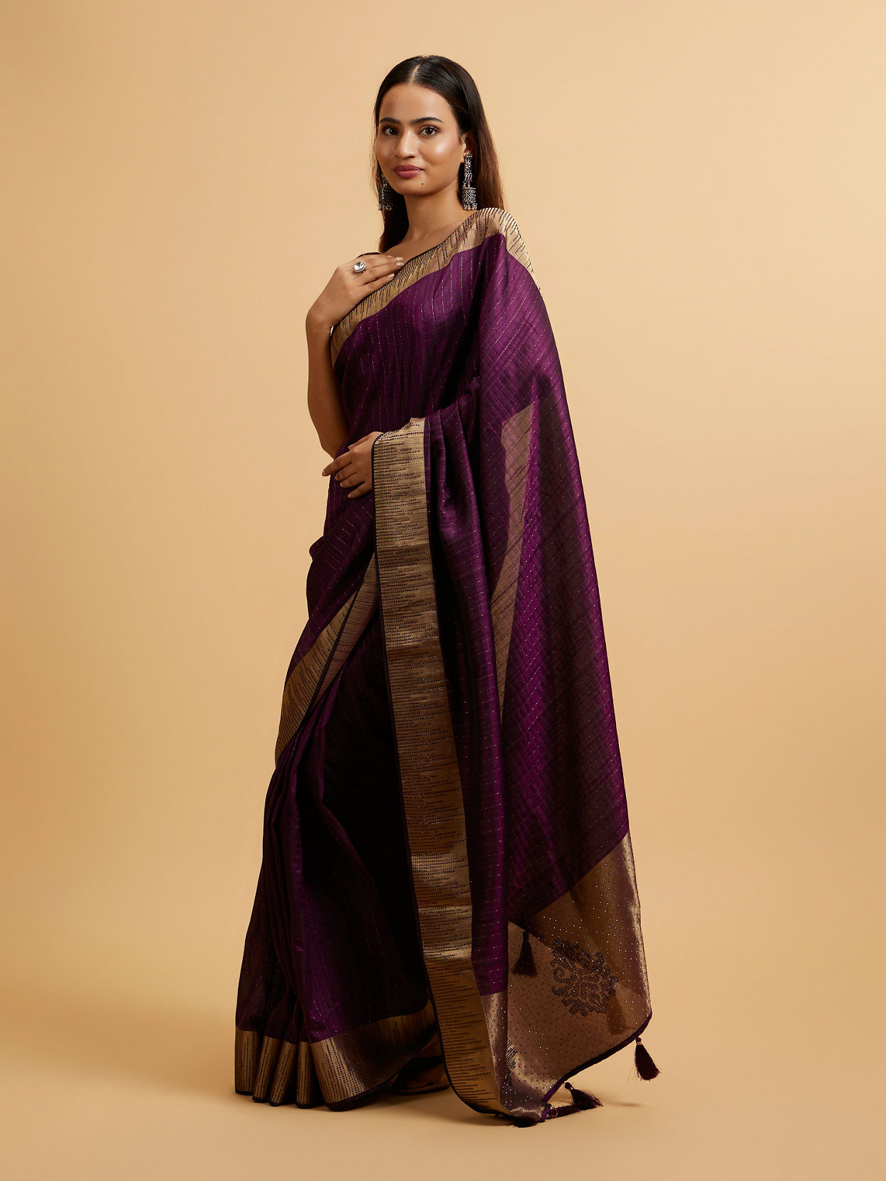 alt message - Mohey Women Wine Linear Patterned Rhinestone Saree image number 2