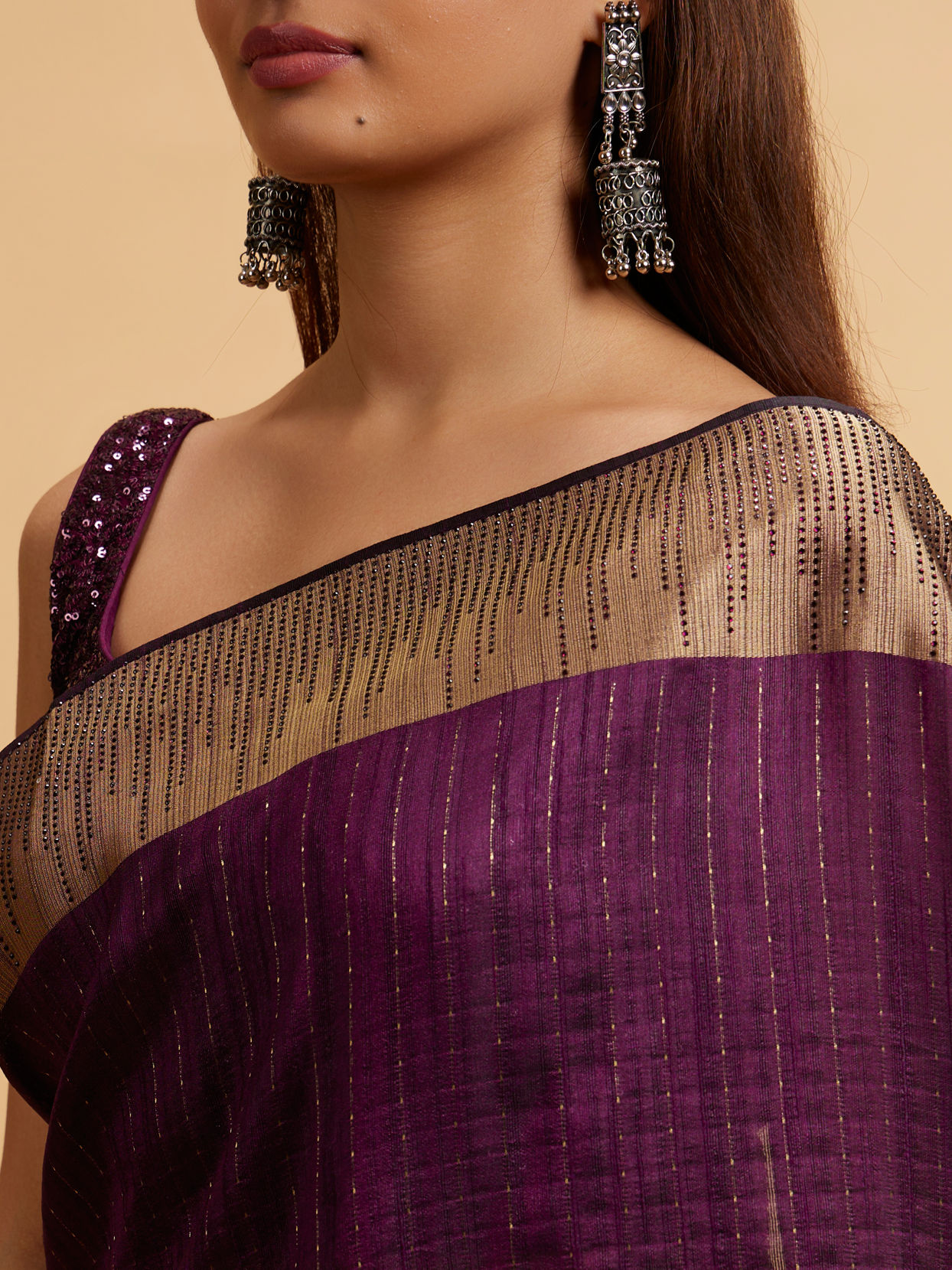 alt message - Mohey Women Wine Linear Patterned Rhinestone Saree image number 3