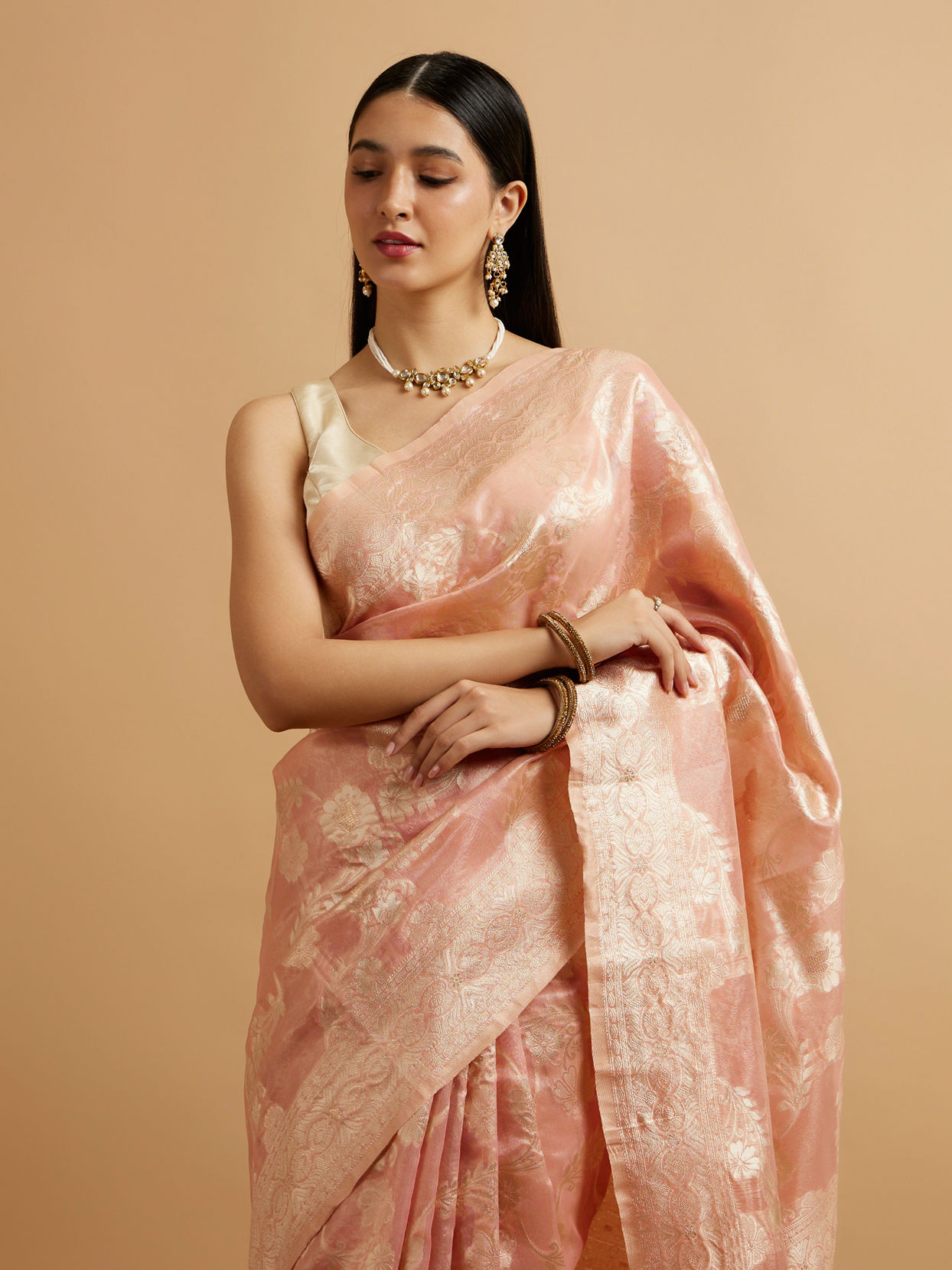 alt message - Mohey Women Pink Floral Patterned Saree image number 1