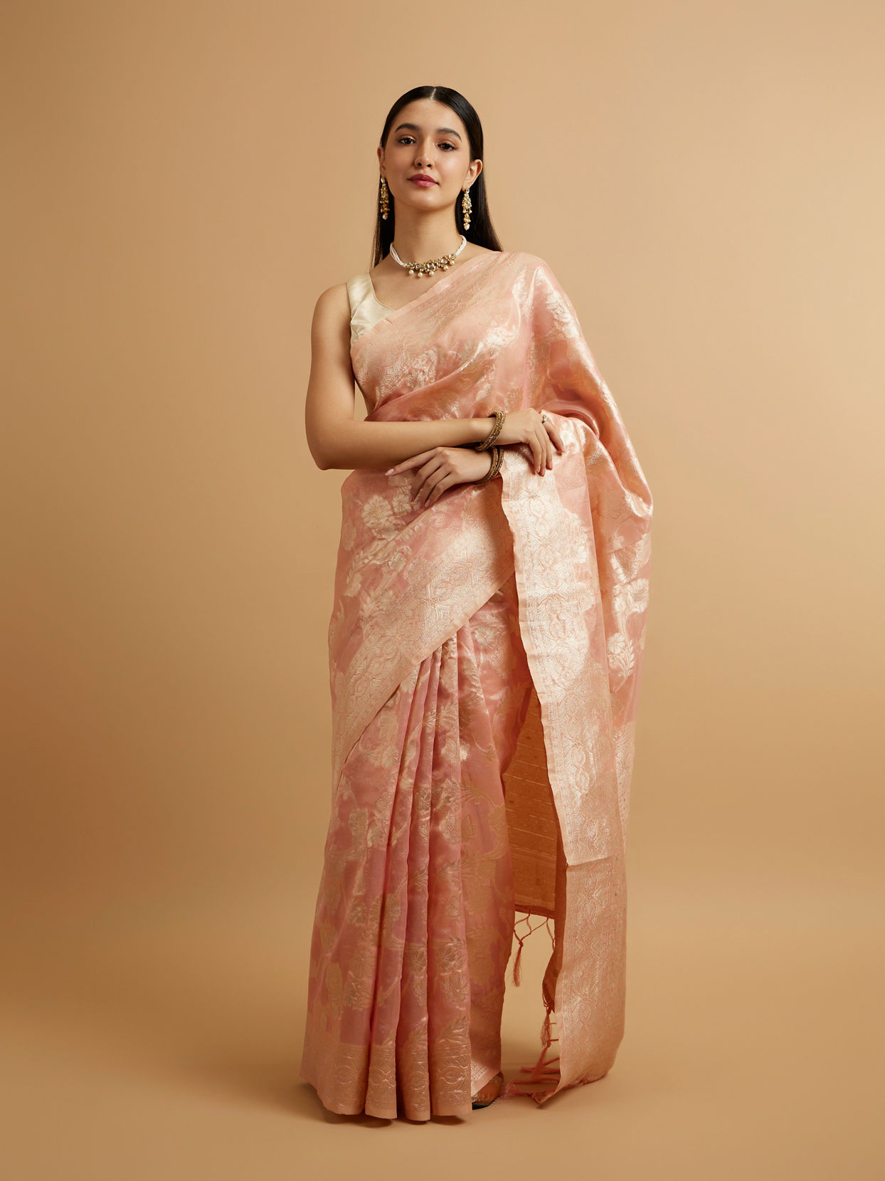 alt message - Mohey Women Pink Floral Patterned Saree image number 2