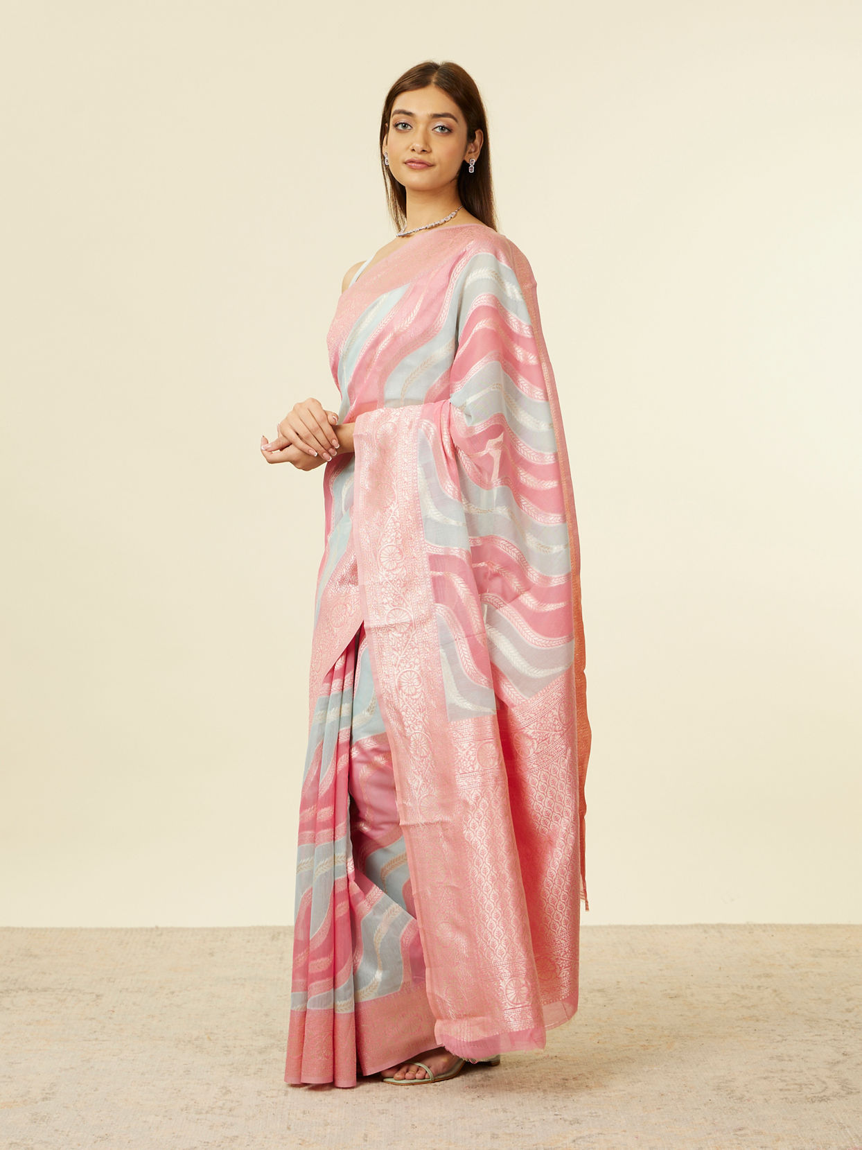 alt message - Mohey Women Pink Light Blue Leaf Patterned Saree image number 3