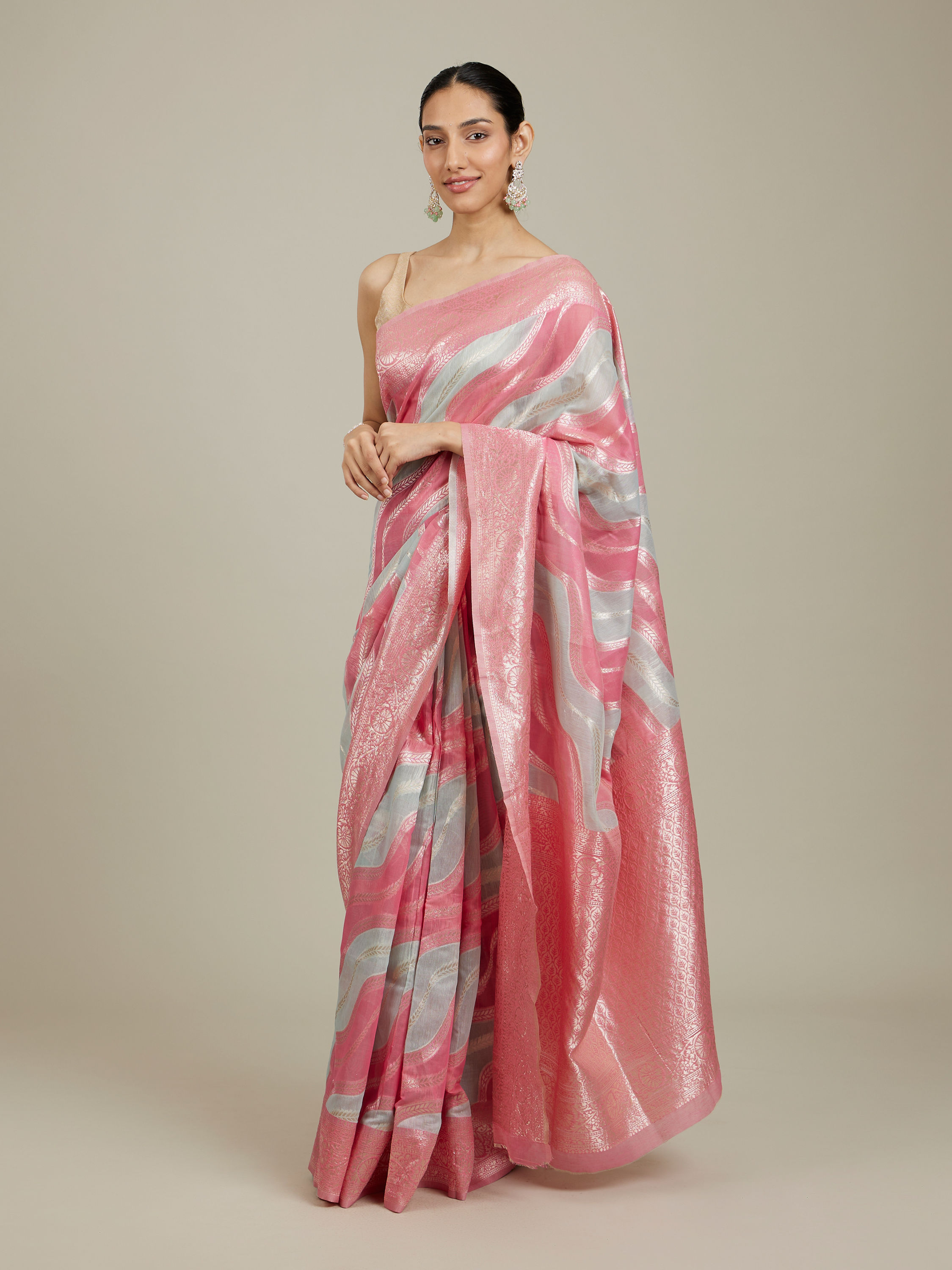 Mohey Women Pink Light Blue Leaf Patterned Saree