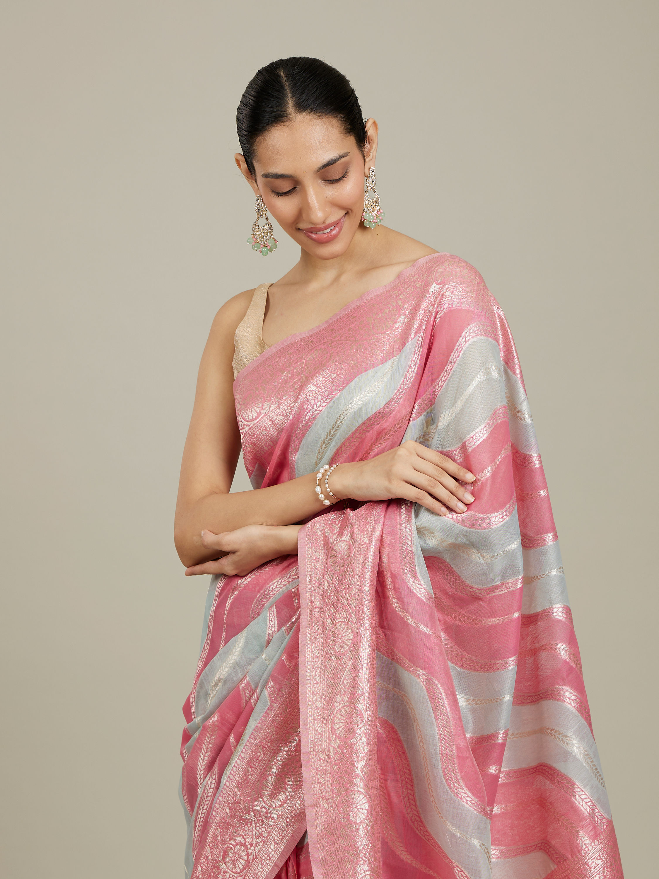 Mohey Women Pink Light Blue Leaf Patterned Saree