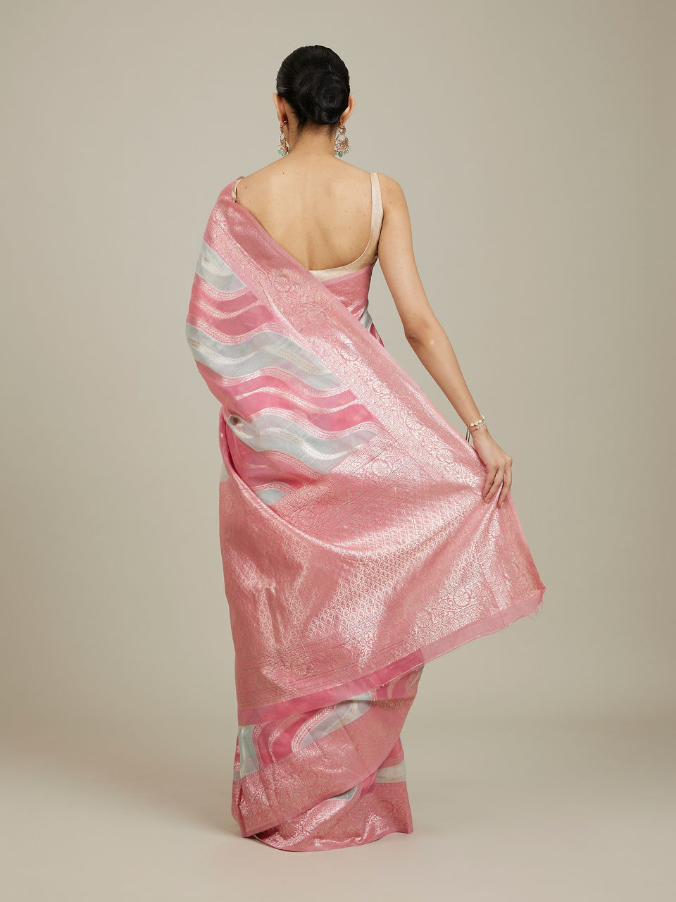 Mohey Women Pink Light Blue Leaf Patterned Saree