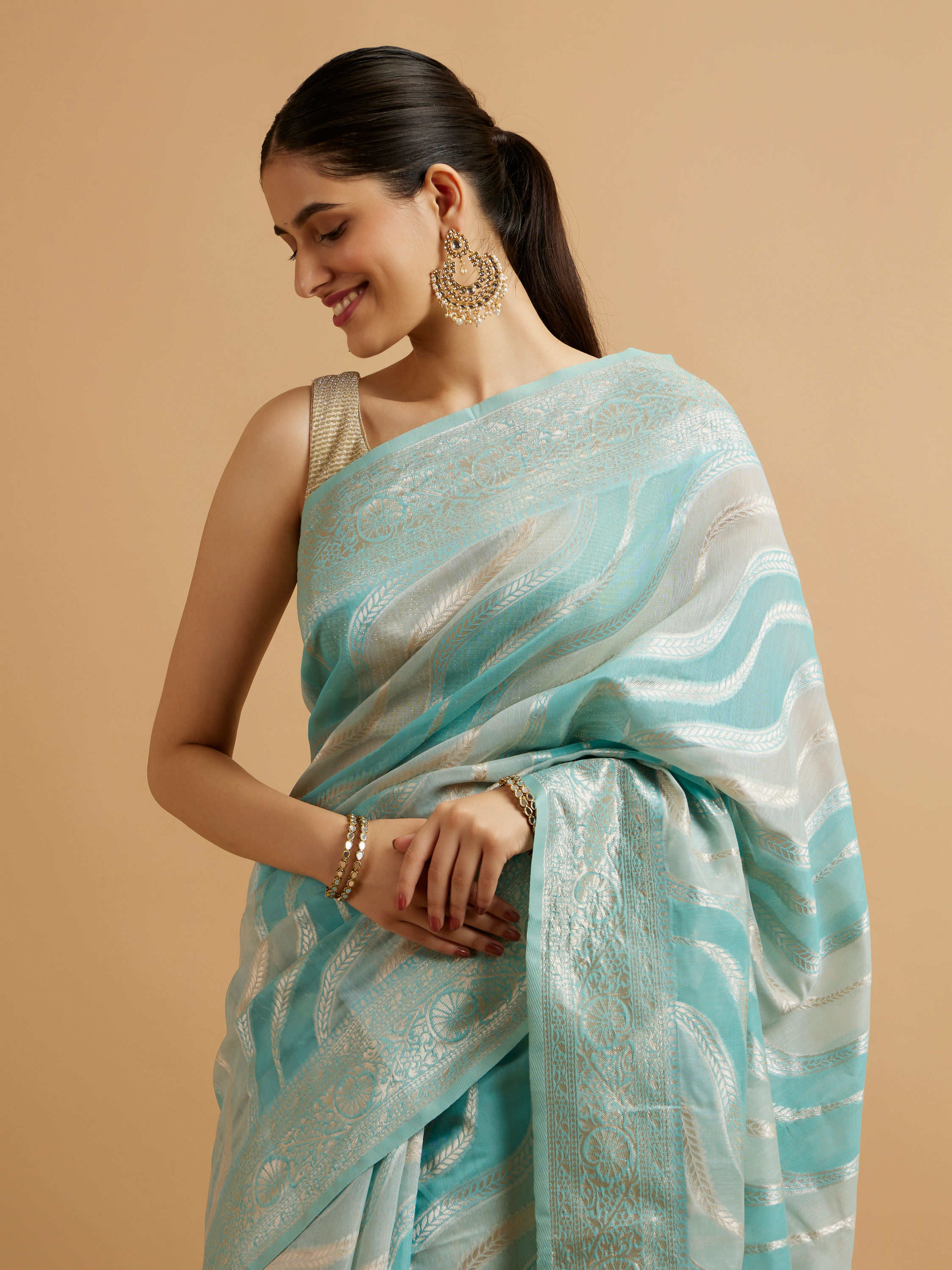 Mohey Women Light Blue Leaf Patterned Saree with Floral Motifs