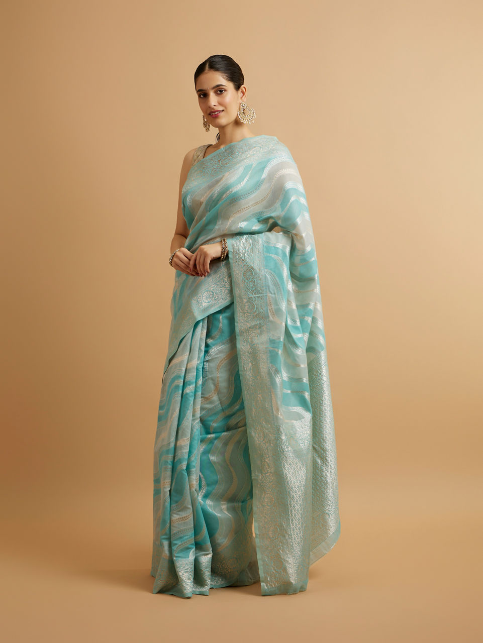Mohey Women Light Blue Leaf Patterned Saree with Floral Motifs