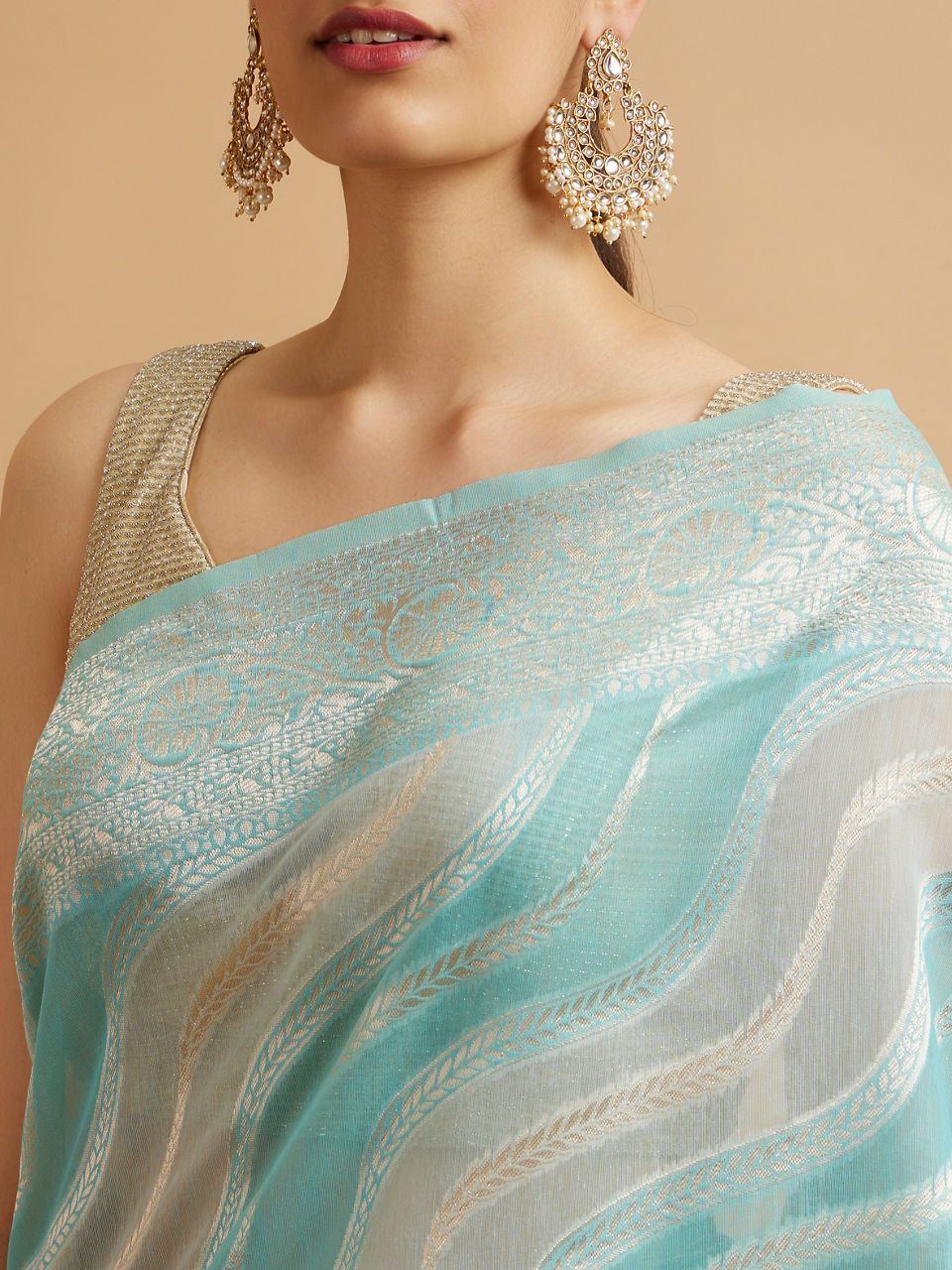 Mohey Women Light Blue Leaf Patterned Saree with Floral Motifs