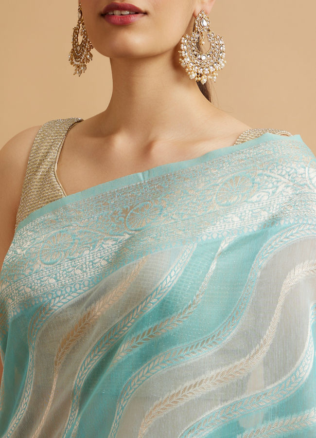 alt message - Mohey Women Light Blue Leaf Patterned Saree with Floral Motifs image number 3