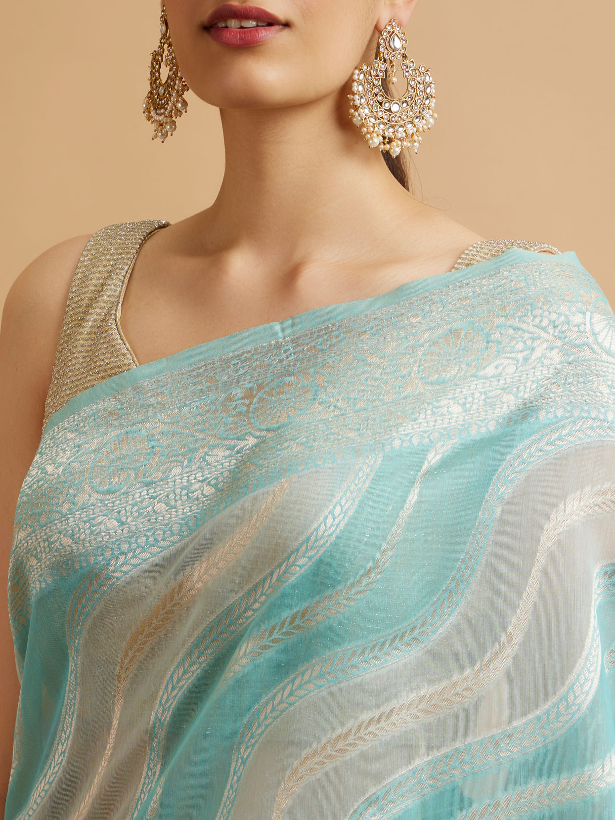 alt message - Mohey Women Light Blue Leaf Patterned Saree with Floral Motifs image number 3