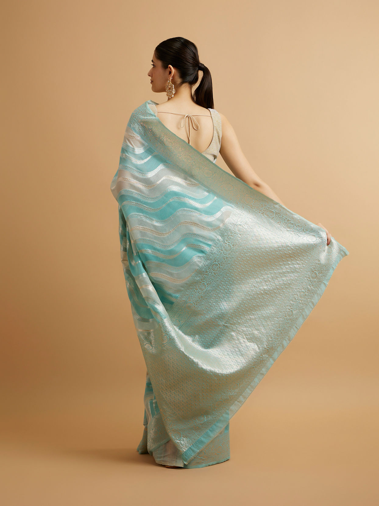 alt message - Mohey Women Light Blue Leaf Patterned Saree with Floral Motifs image number 4