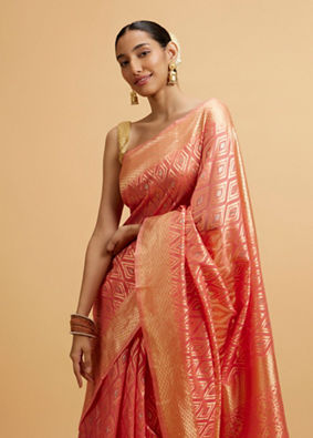 alt message - Mohey Women Coral Pink Diamond Patterned Saree image number 1