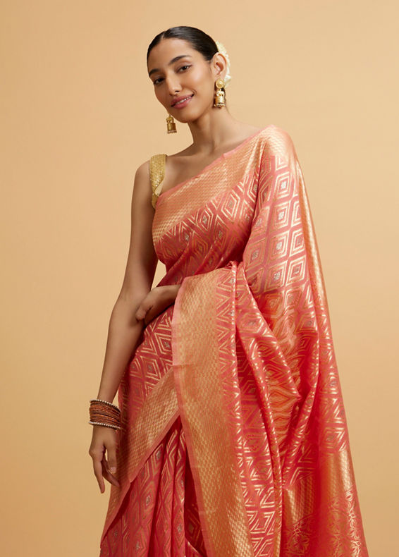 Mohey Women Coral Pink Diamond Patterned Saree