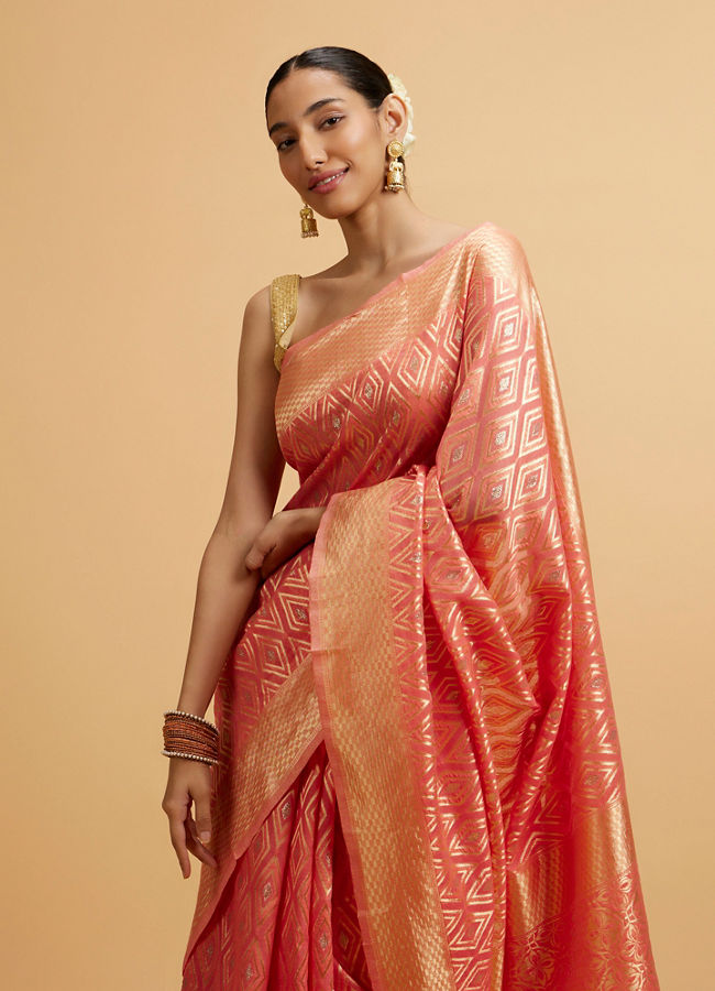 alt message - Mohey Women Coral Pink Diamond Patterned Saree image number 1