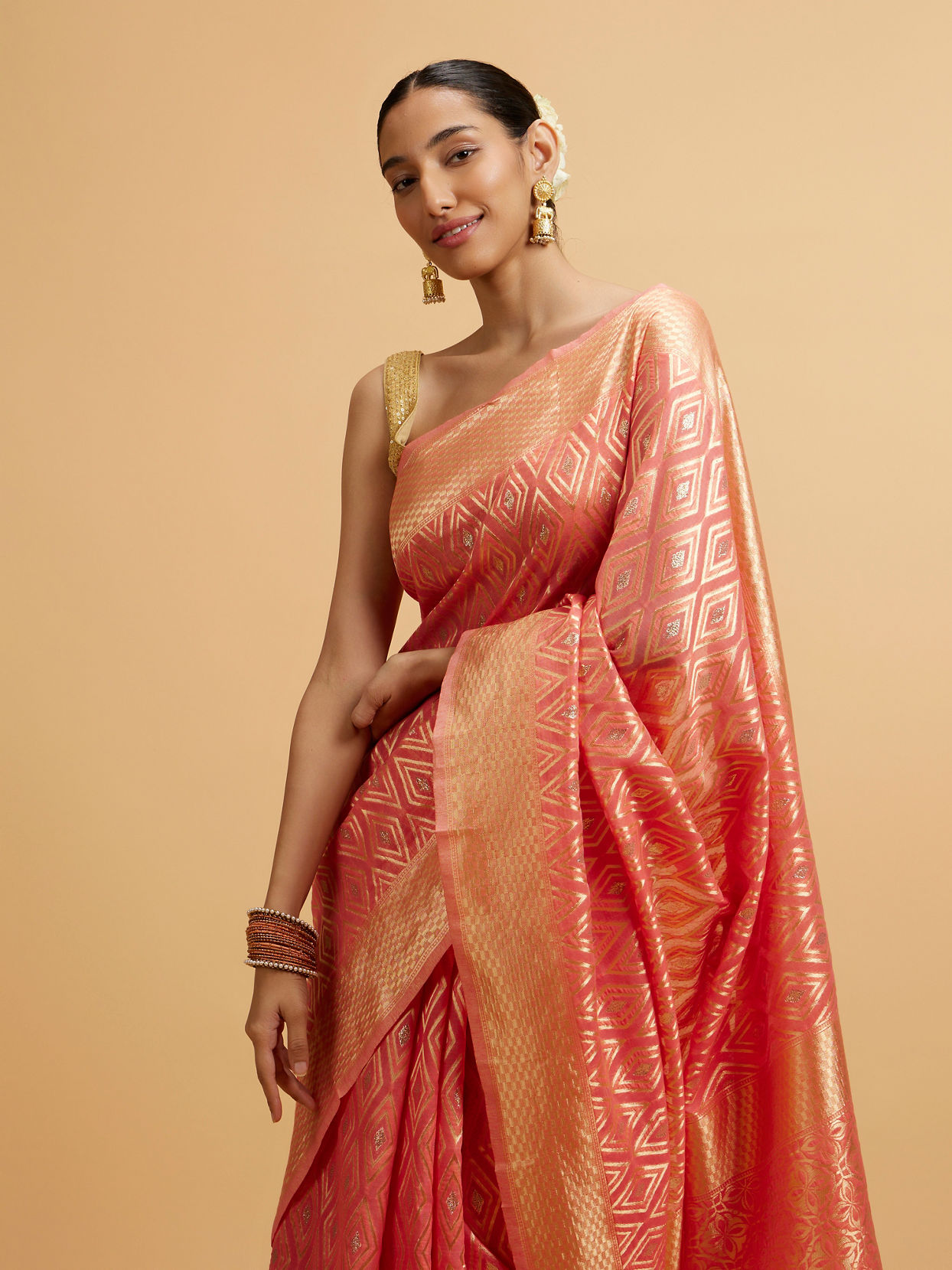 alt message - Mohey Women Coral Pink Diamond Patterned Saree image number 1