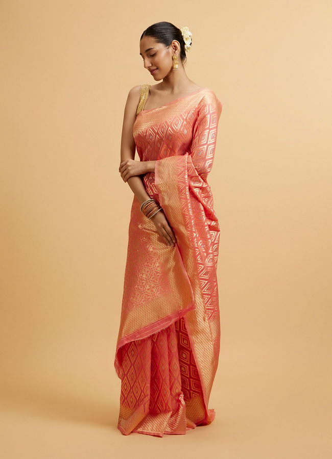 alt message - Mohey Women Coral Pink Diamond Patterned Saree image number 2