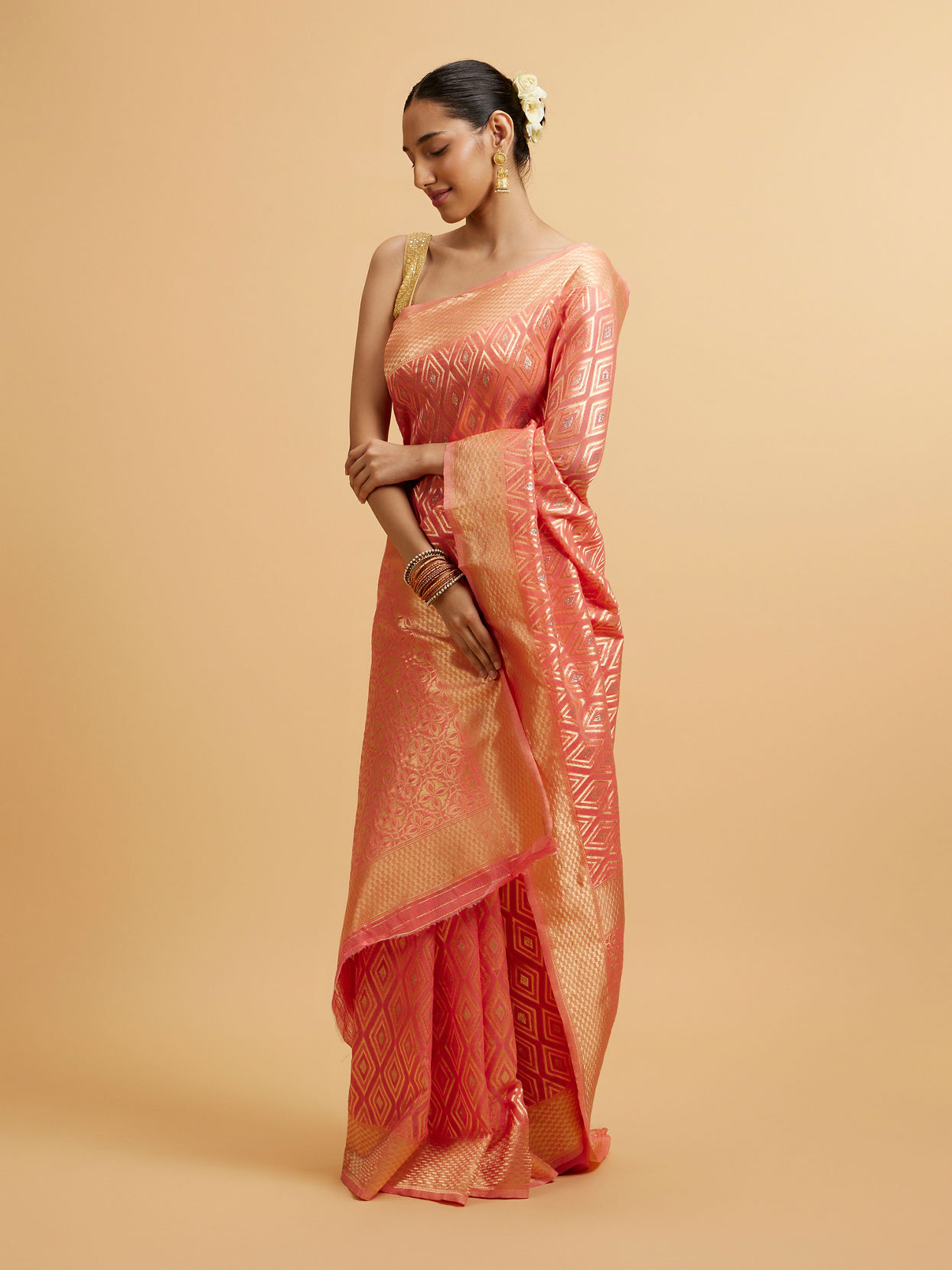 Mohey Women Coral Pink Diamond Patterned Saree