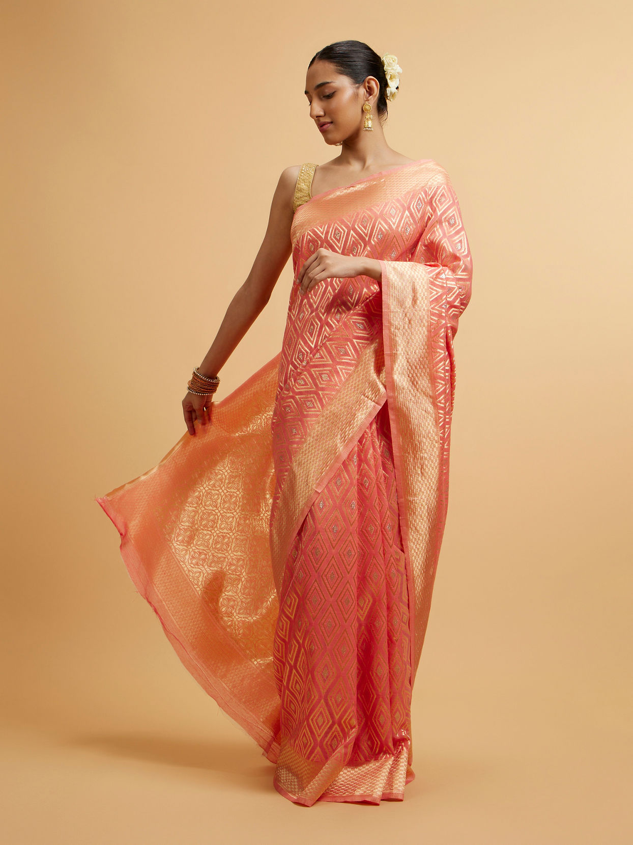 alt message - Mohey Women Coral Pink Diamond Patterned Saree image number 0