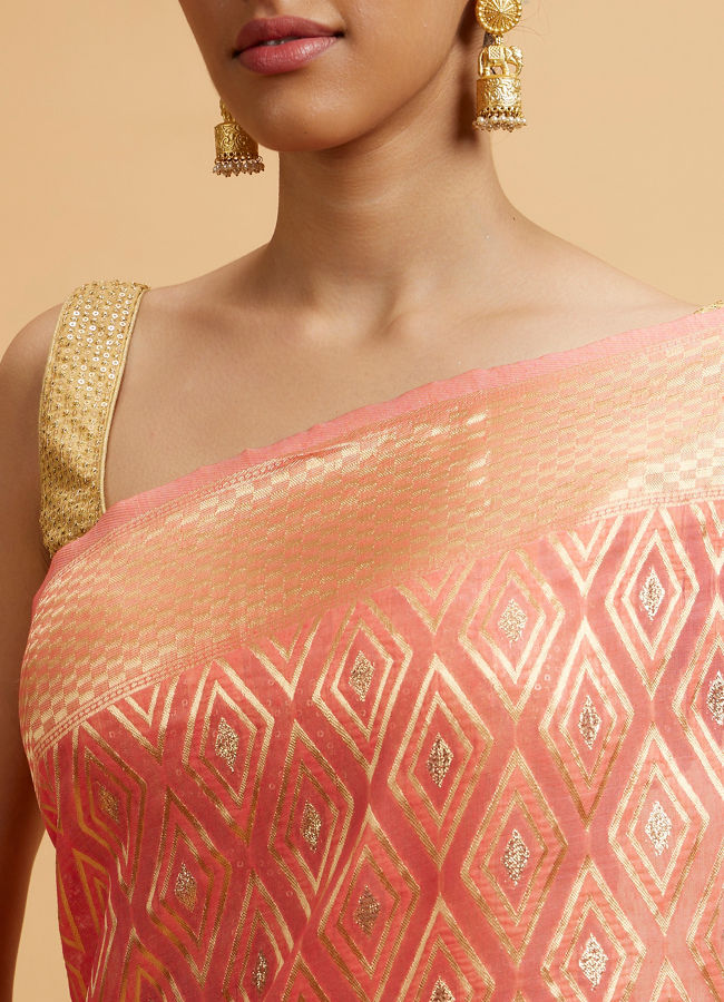 Mohey Women Coral Pink Diamond Patterned Saree