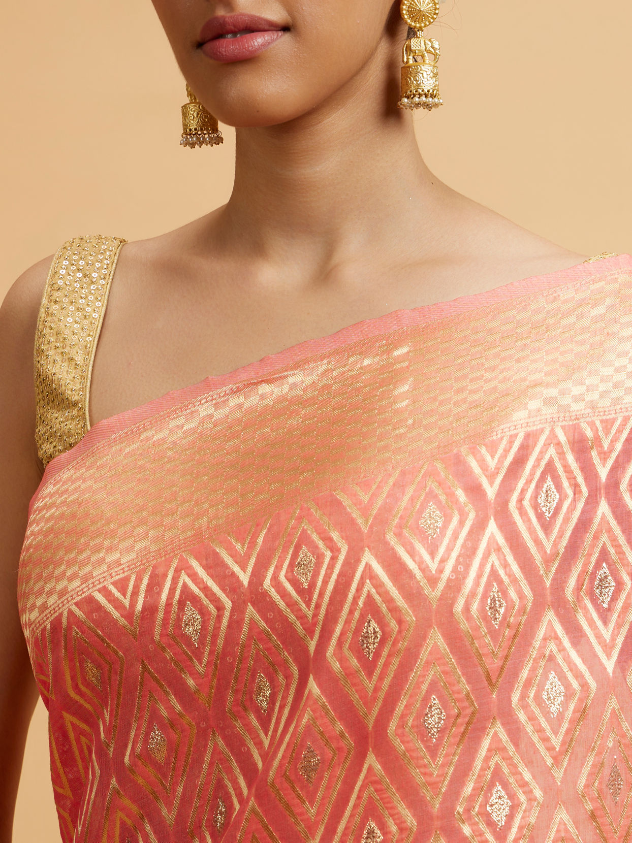 alt message - Mohey Women Coral Pink Diamond Patterned Saree image number 3