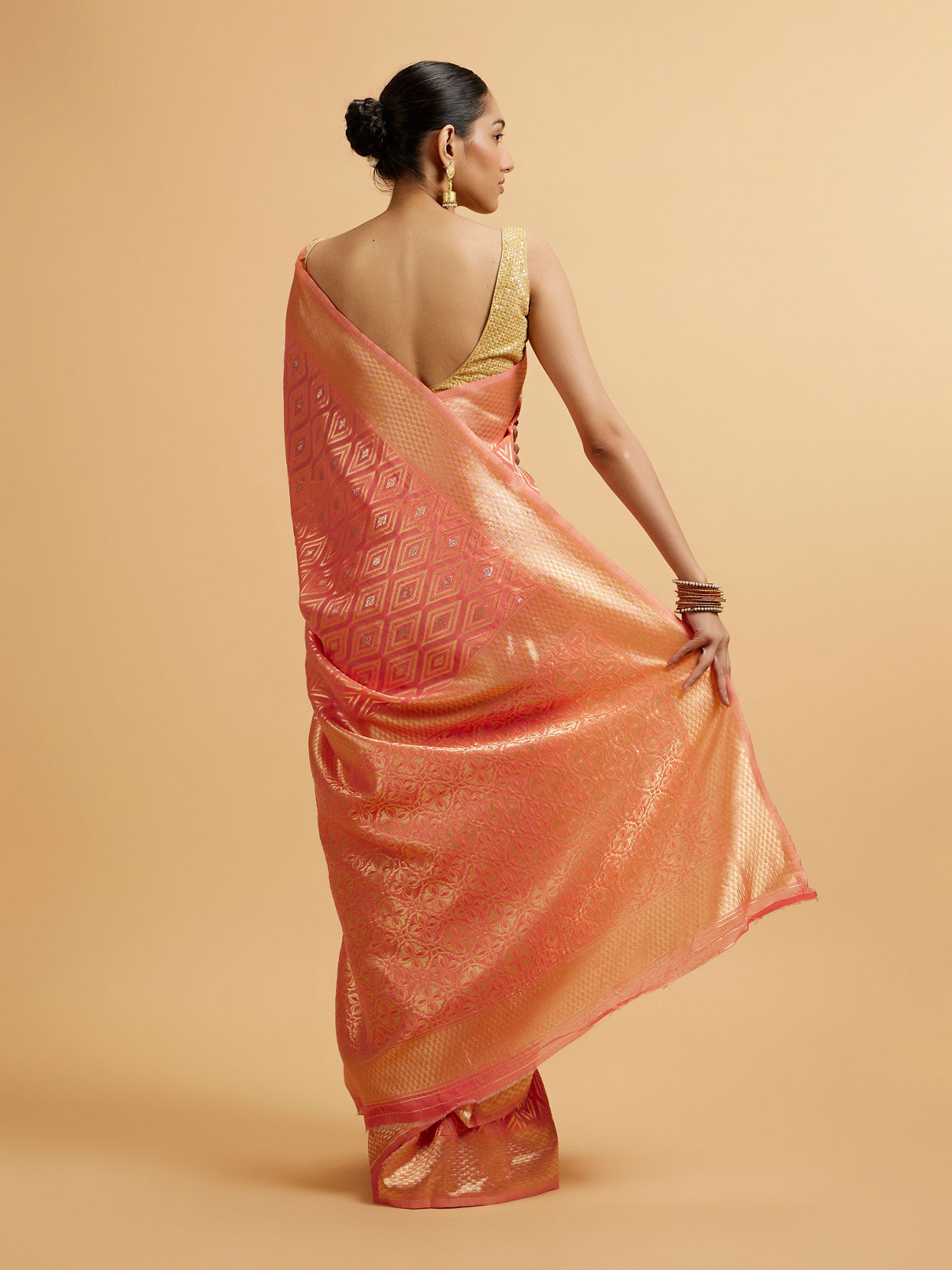 Mohey Women Coral Pink Diamond Patterned Saree
