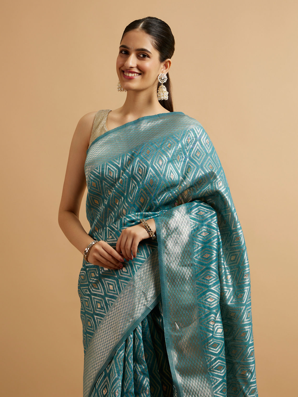 alt message - Mohey Women Light Blue Ikat Diamond Patterned Saree with Floral Motifs image number 1