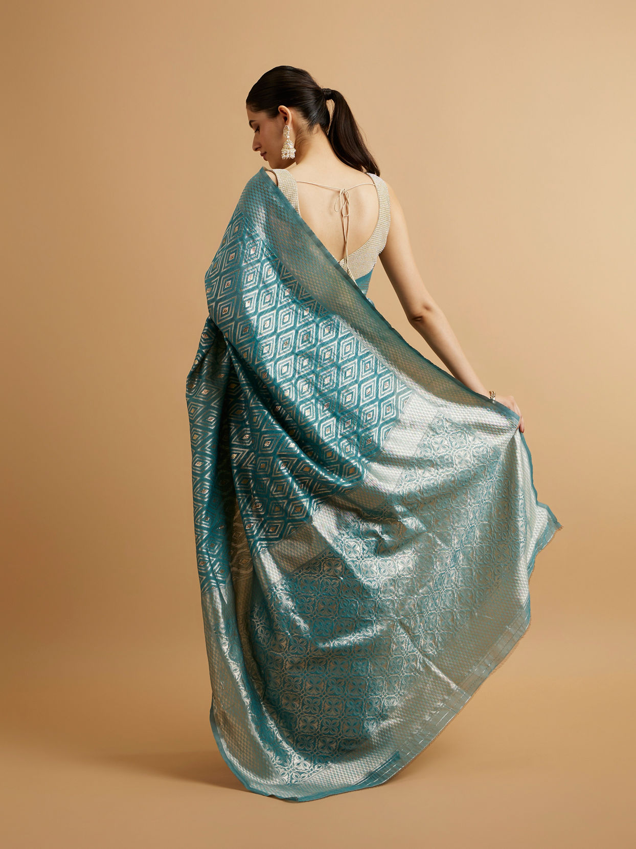 alt message - Mohey Women Light Blue Ikat Diamond Patterned Saree with Floral Motifs image number 4