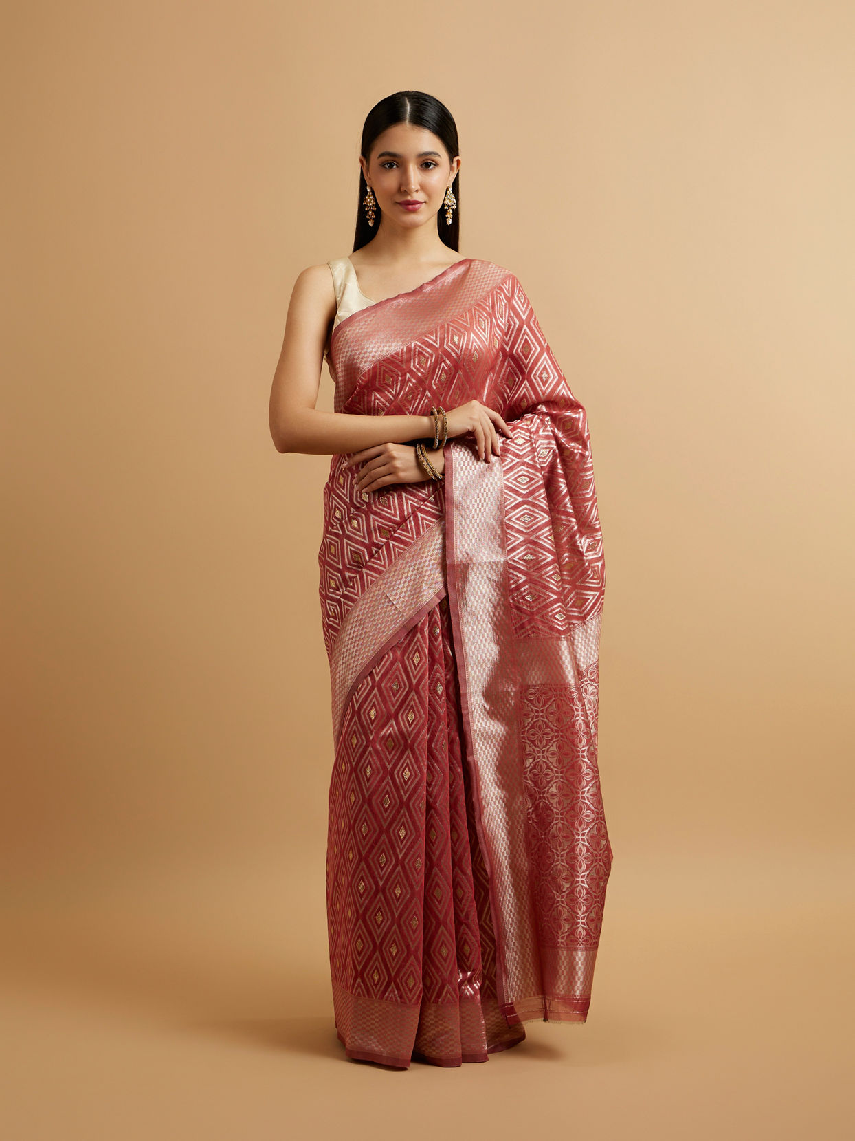 alt message - Mohey Women Dusty Pink Ikat Diamond Patterned Saree with Floral Motifs image number 0