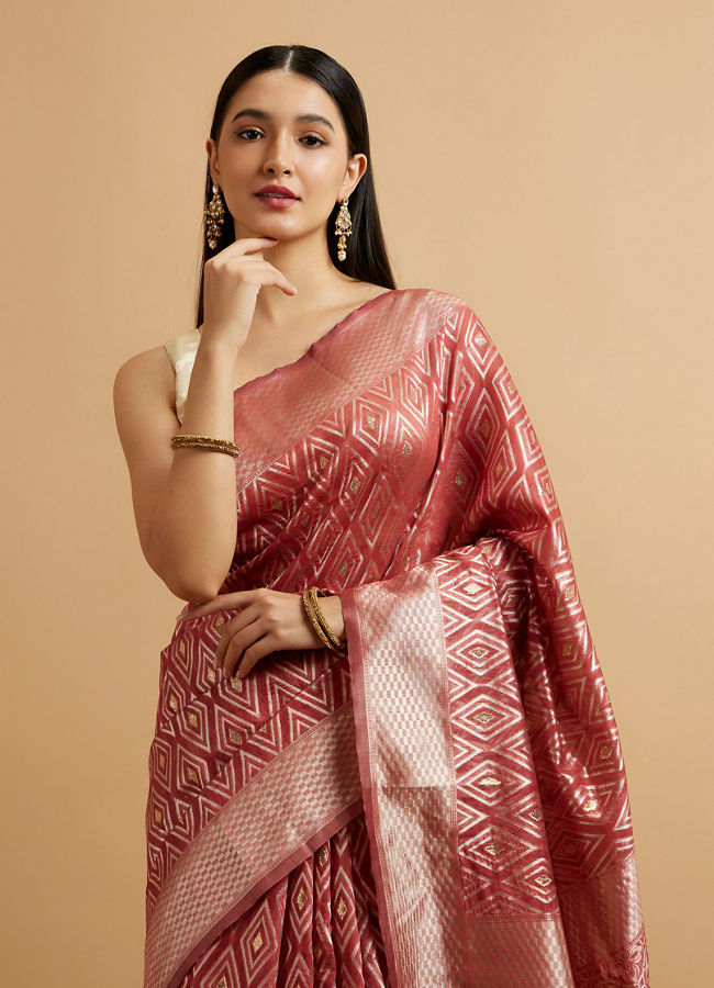 alt message - Mohey Women Dusty Pink Ikat Diamond Patterned Saree with Floral Motifs image number 1