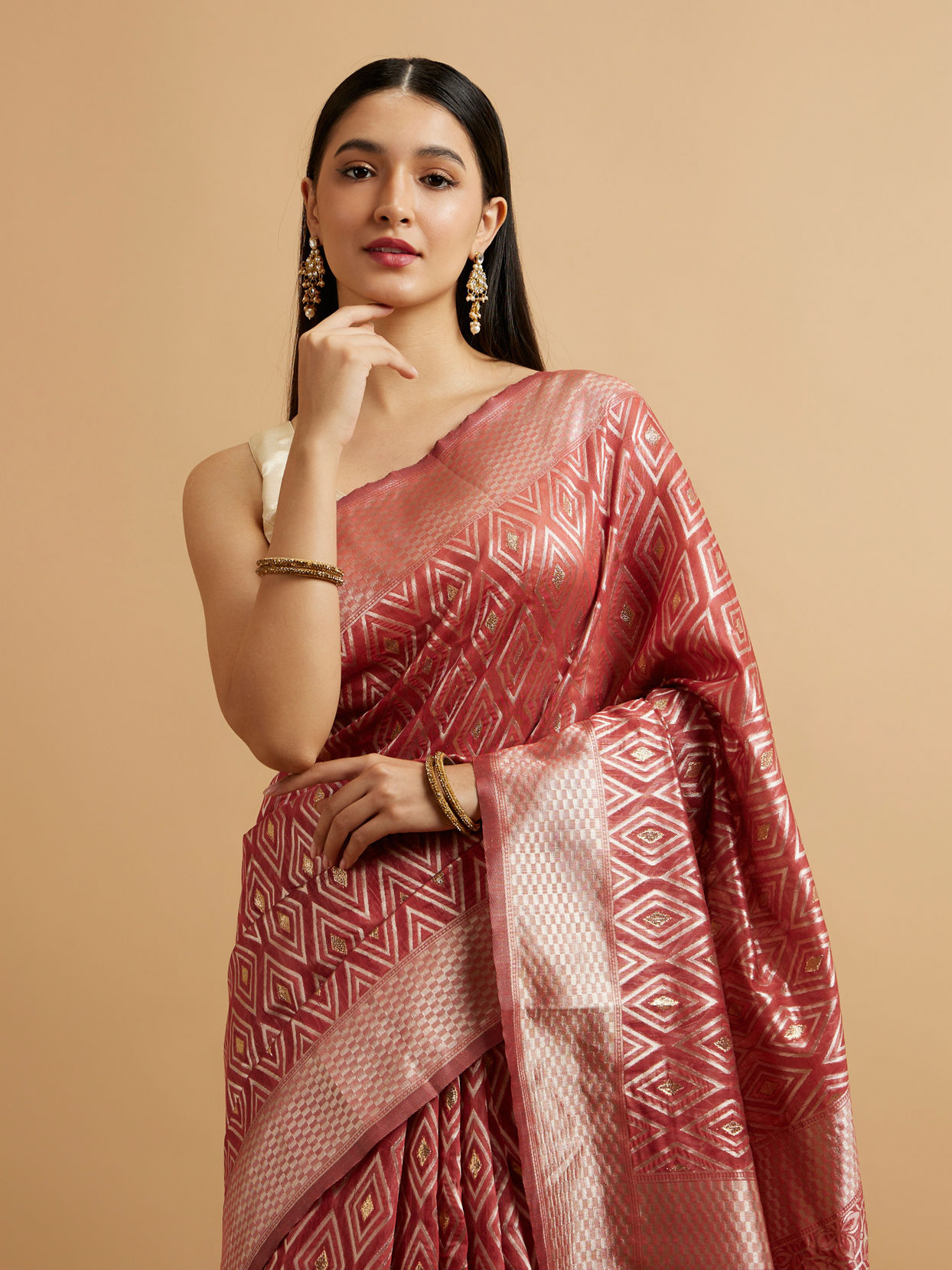 alt message - Mohey Women Dusty Pink Ikat Diamond Patterned Saree with Floral Motifs image number 1