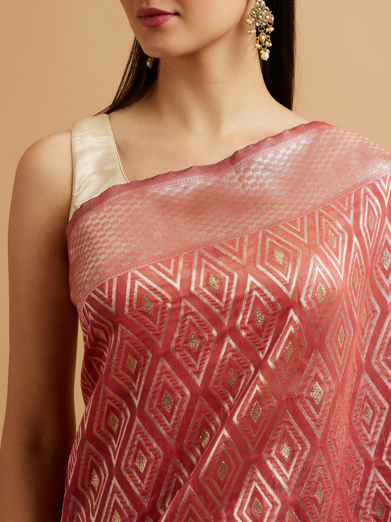 alt message - Mohey Women Dusty Pink Ikat Diamond Patterned Saree with Floral Motifs image number 3