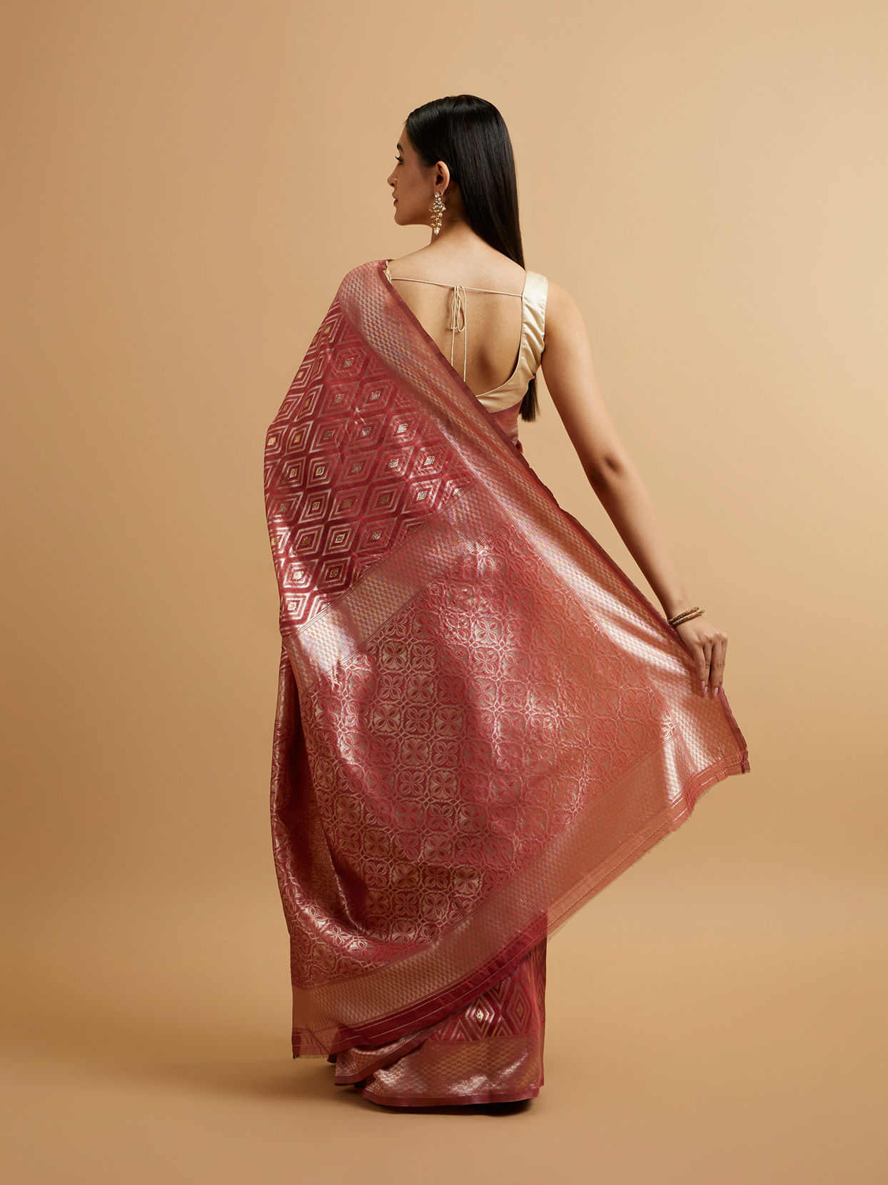 alt message - Mohey Women Dusty Pink Ikat Diamond Patterned Saree with Floral Motifs image number 4