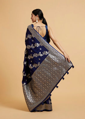 alt message - Mohey Women Indigo Blue Bel Patterned Saree with Intricate Floral Borders image number 4