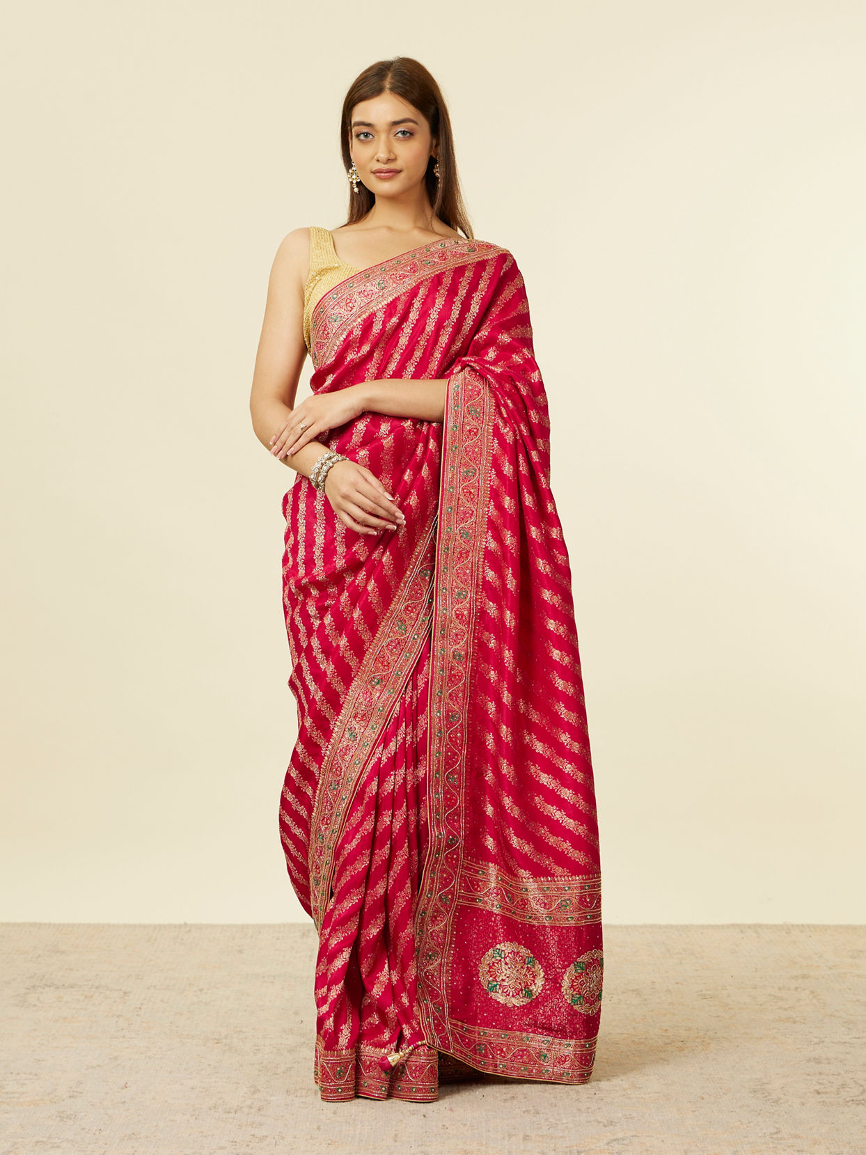 alt message - Mohey Women Rani Floral and Bel Buti Patterned Saree image number 0