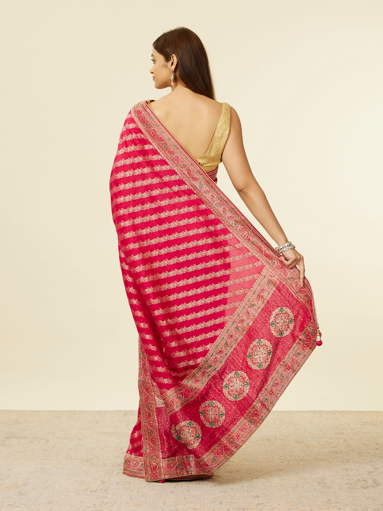Mohey Women Rani Floral and Bel Buti Patterned Bridal Saree
