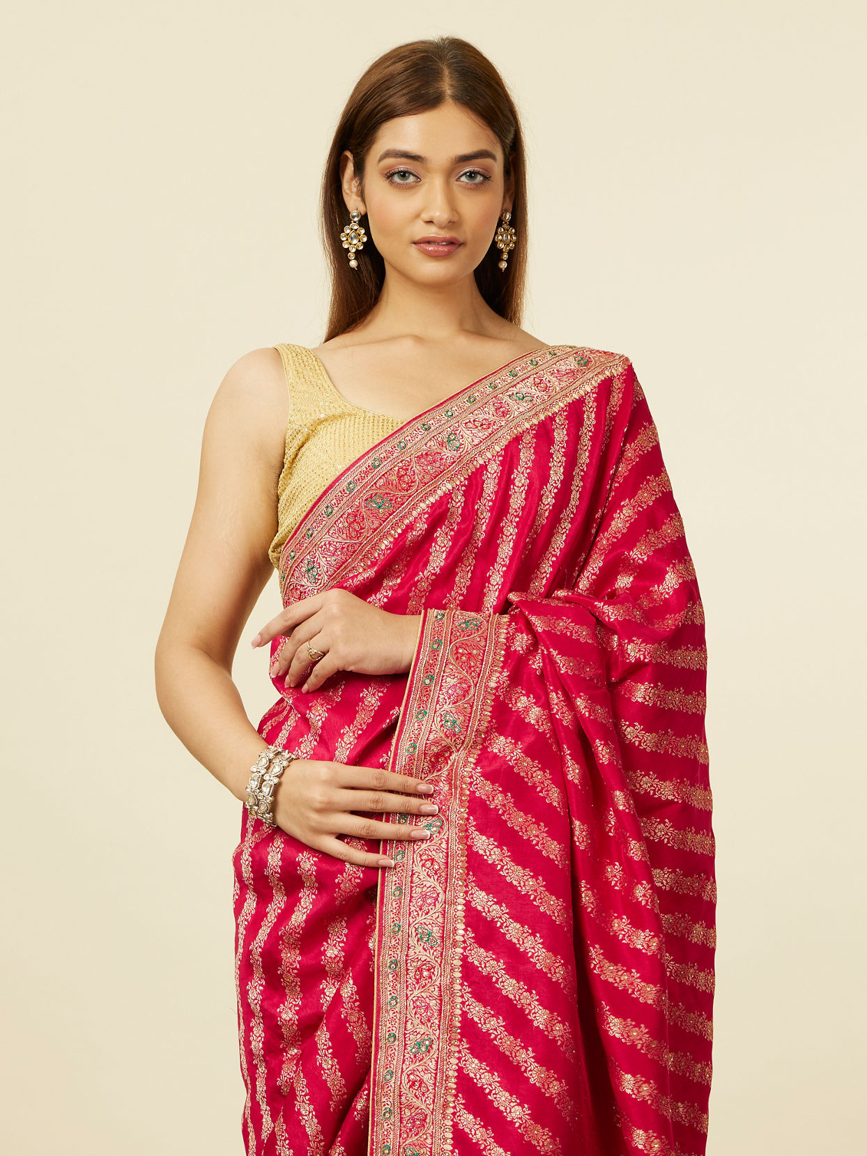 alt message - Mohey Women Rani Floral and Bel Buti Patterned Saree image number 1